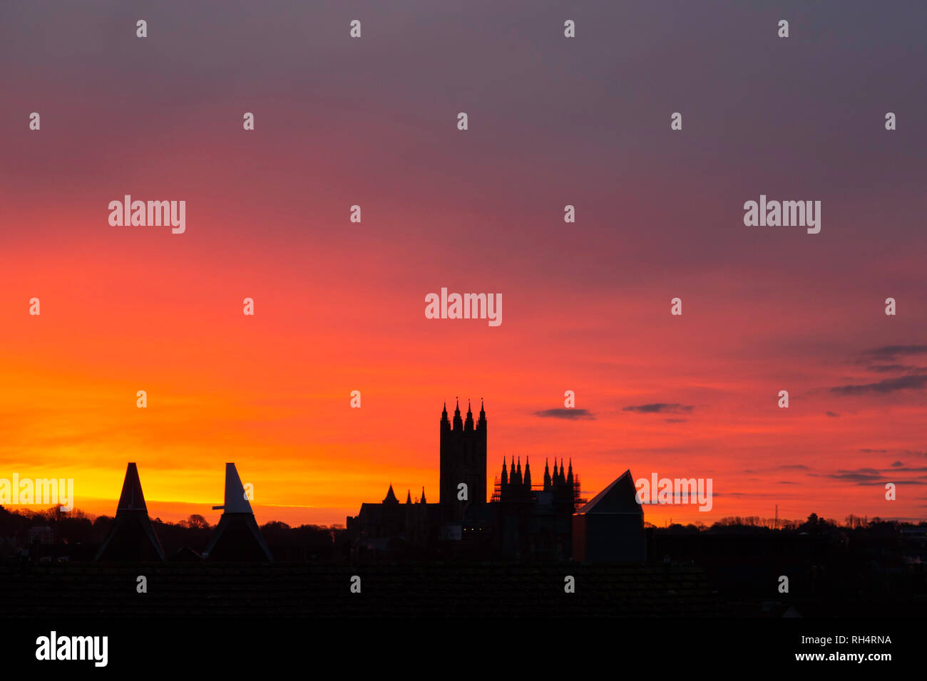 Dramatische rosa Dämmerung über die Kathedrale von Canterbury und das Marlowe Theatre, Canterbury, Kent, Großbritannien. Stockfoto