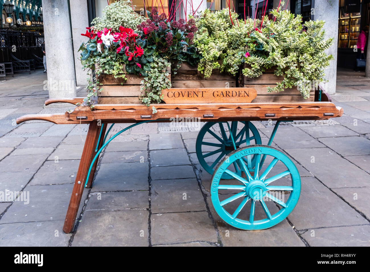 Traditionelle Blume Barrow im Apple Markt, Covent Garden, London, UK Stockfoto