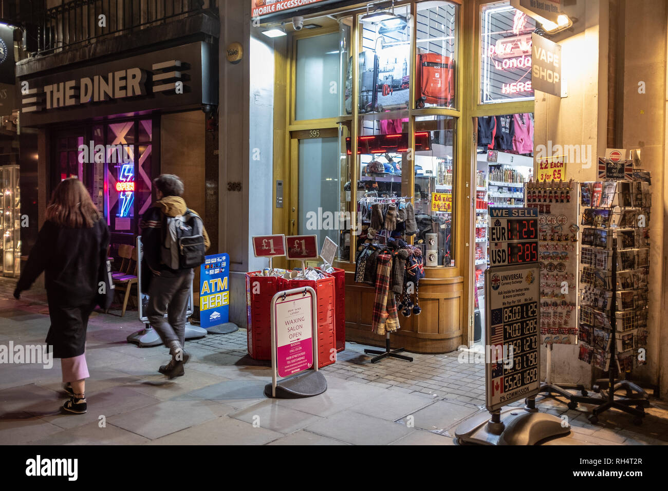 Abend Szene, Geschenkeladen, Strand, London, UK Stockfoto