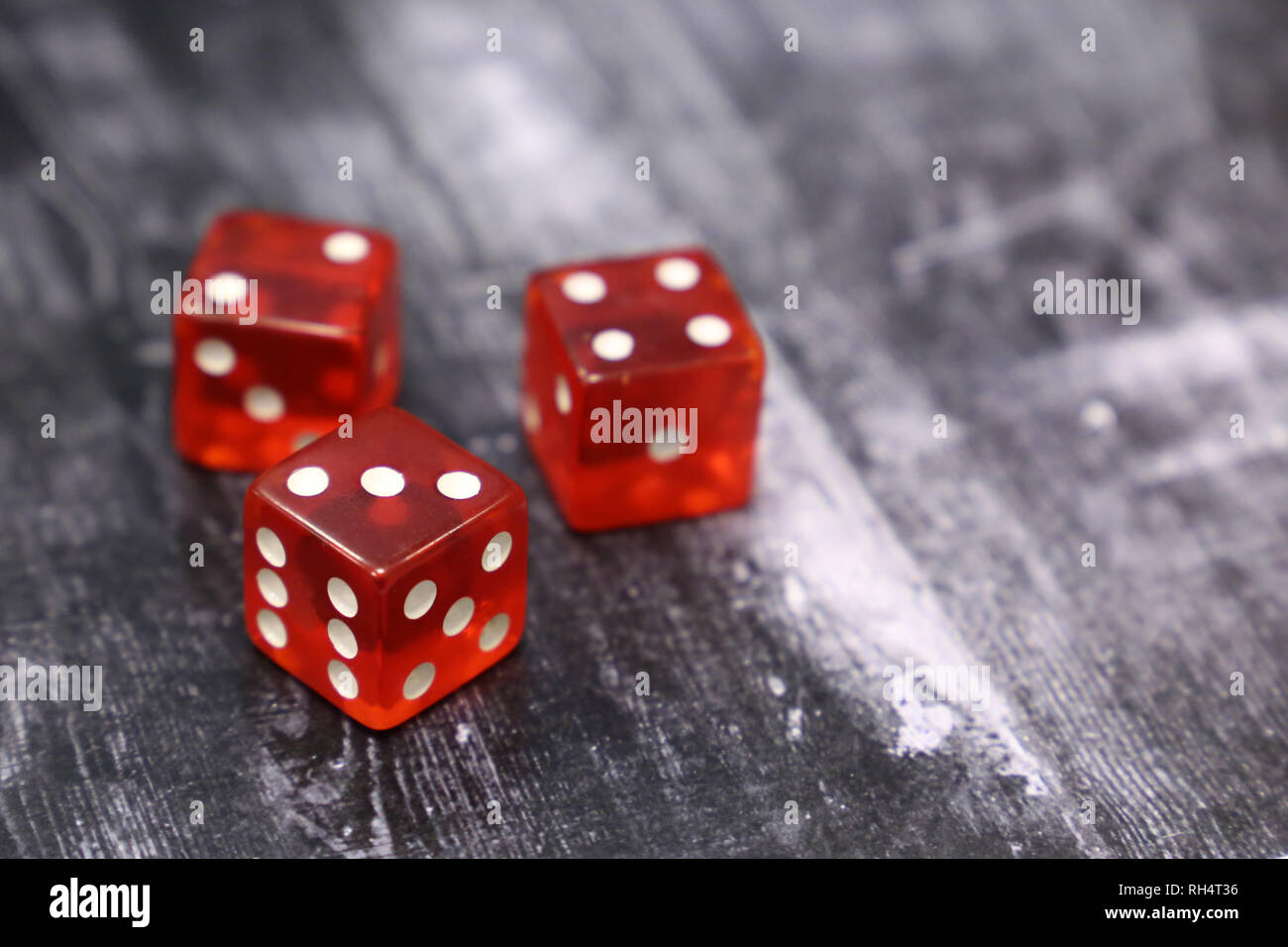 Roten Würfel auf vintage Holztisch. Hintergrund für die Casino Spiele, Glücksspiel, Glück oder Zufall Stockfoto
