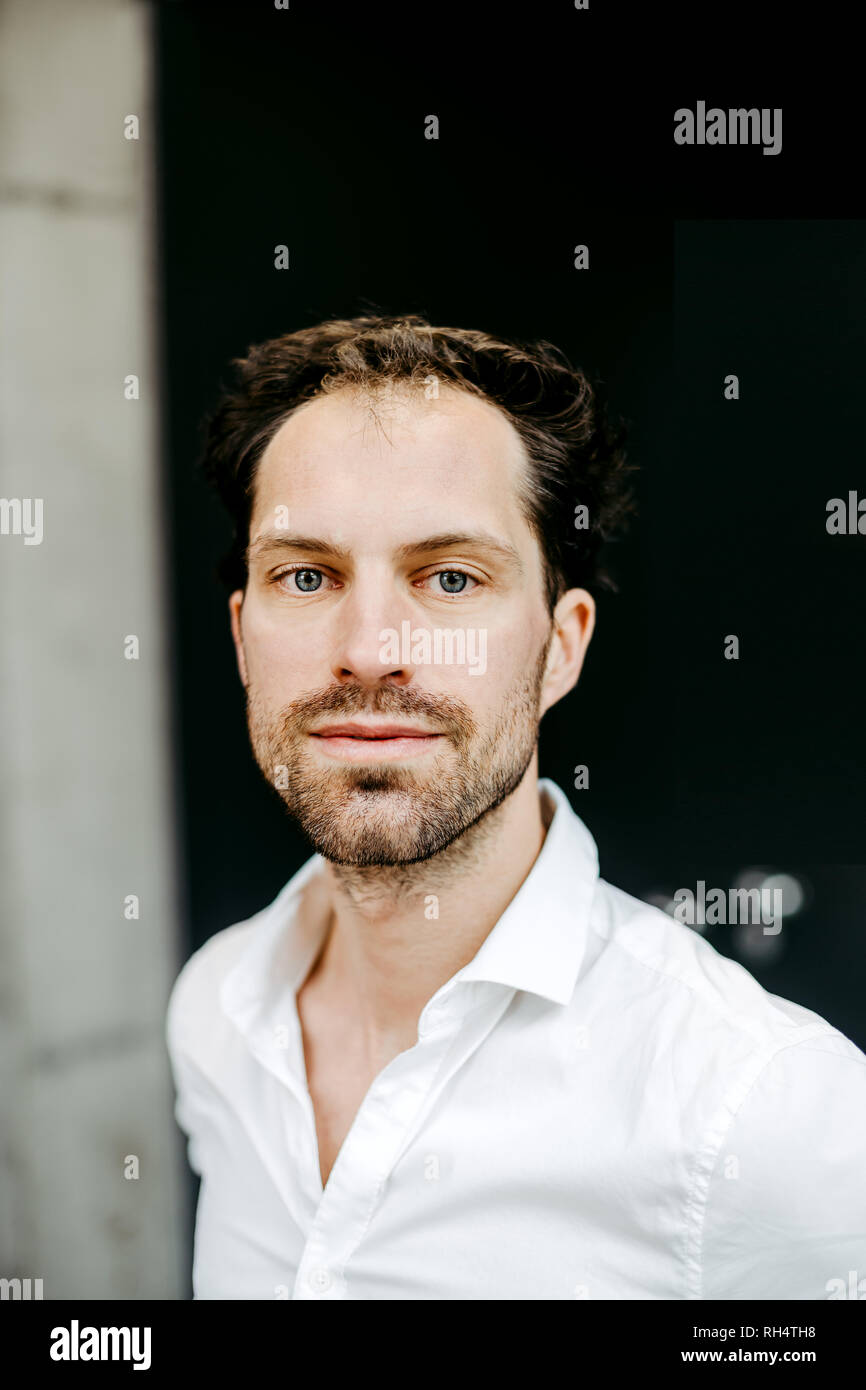 Portrait von zuversichtlich kaukasischen Geschäftsmann Stockfoto