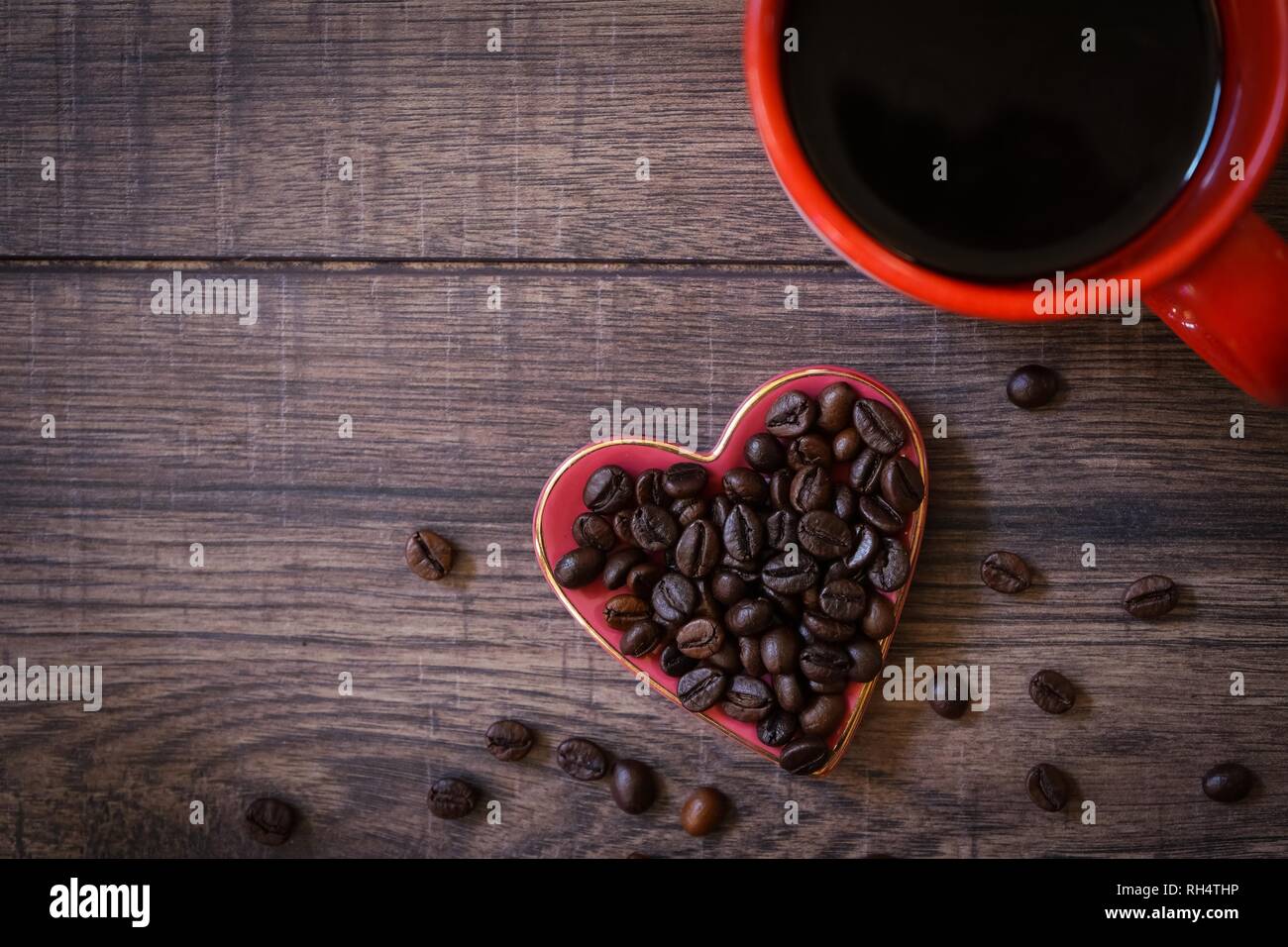 Kaffeebohnen in Herzform Teller/Valentines Tag Hintergrund Stockfoto