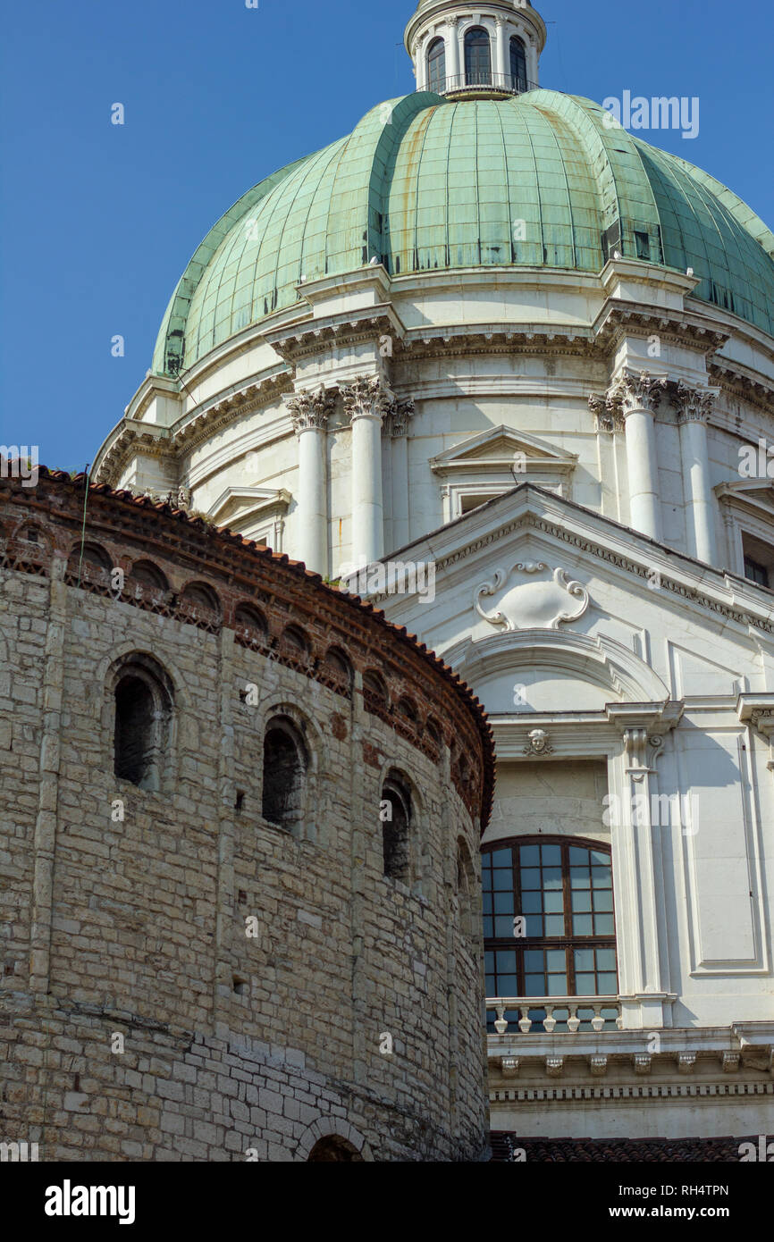 Die monumentale Kathedrale mit einer christlichen Kuppel in der italienischen Stadt Brescia während des Tages Stockfoto