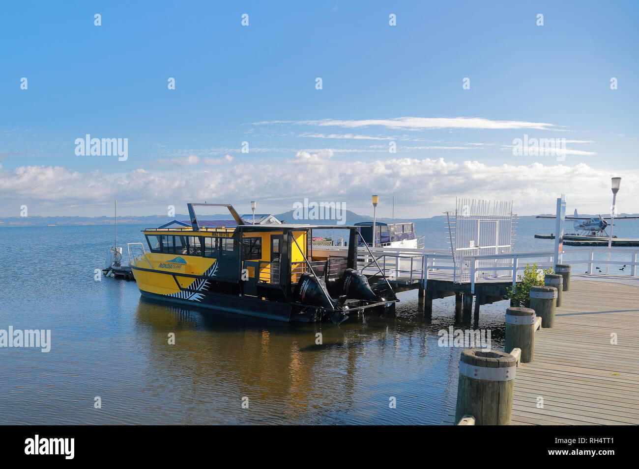 Boot mit touristischen Reisen nach Mokoia Island Lake Rotorua, Rotorua, Neuseeland Stockfoto