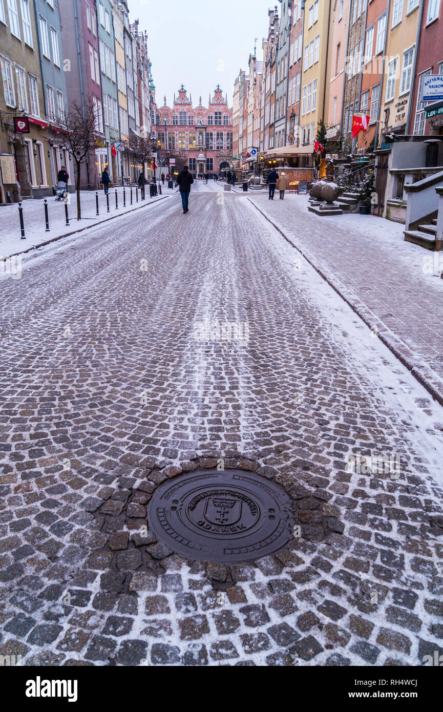 Kommunale Kanaldeckel anv Blick auf gepflasterten Straße und die Große Waffenkammer, 1609, Akademie der Bildenden Künste, Ulica Piwna, Danzig, Polen Stockfoto