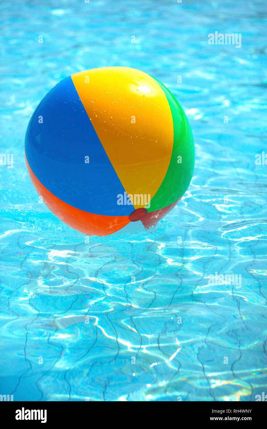 Farbenfroh aufgeblasenen Wasserball schwebt im Schwimmbad Stockfoto