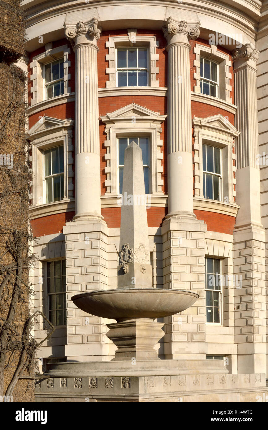 London, England, UK. Royal Naval Division Memorial - Erster Weltkrieg Gedenkstätte auf Horse Guards Parade, die sich mit Mitglieder der 63 (Royal Naval) Stockfoto