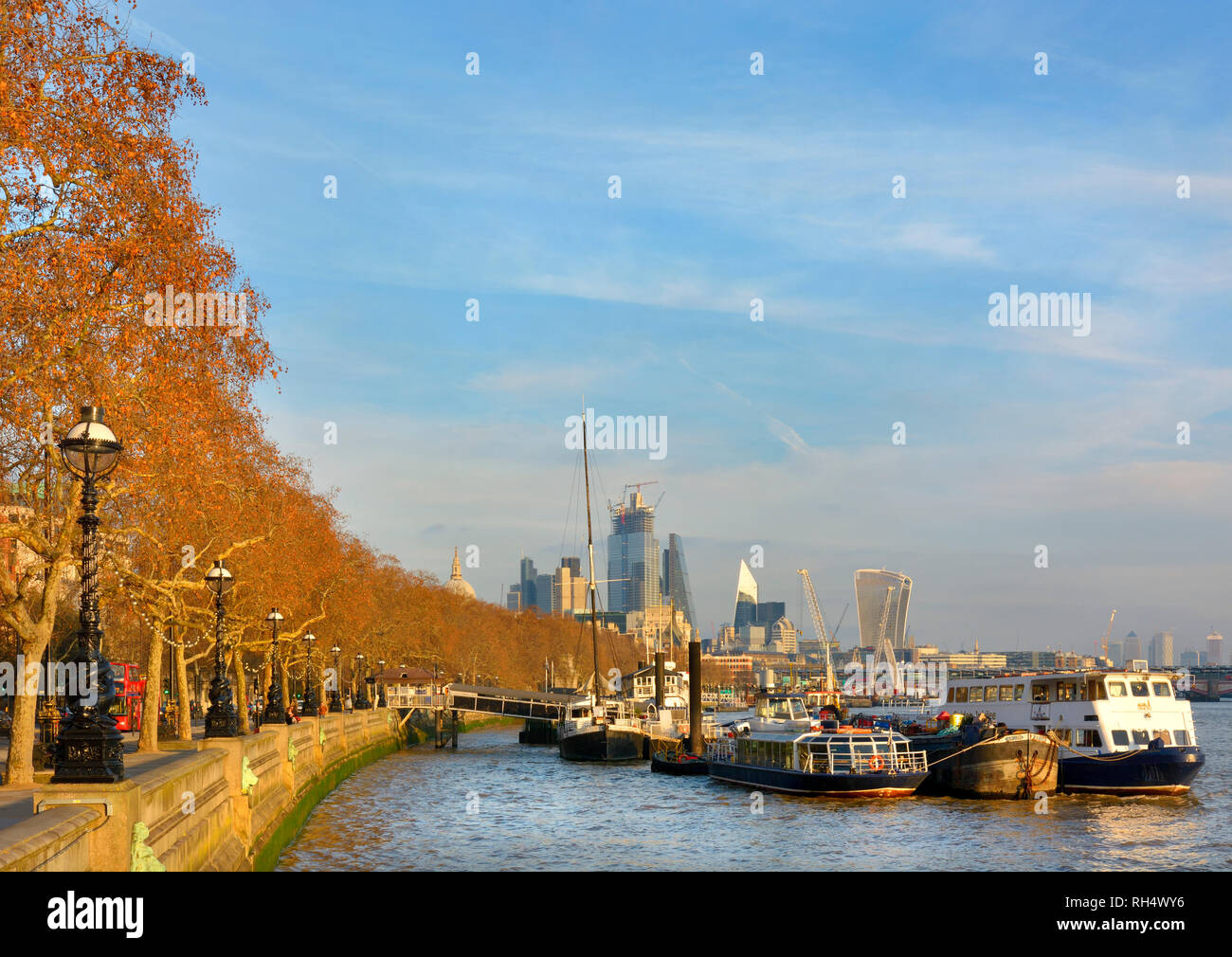 London, England, UK. Themse und Gebäude auf dem South Bank von der Victoria Embankment gesehen. Stockfoto