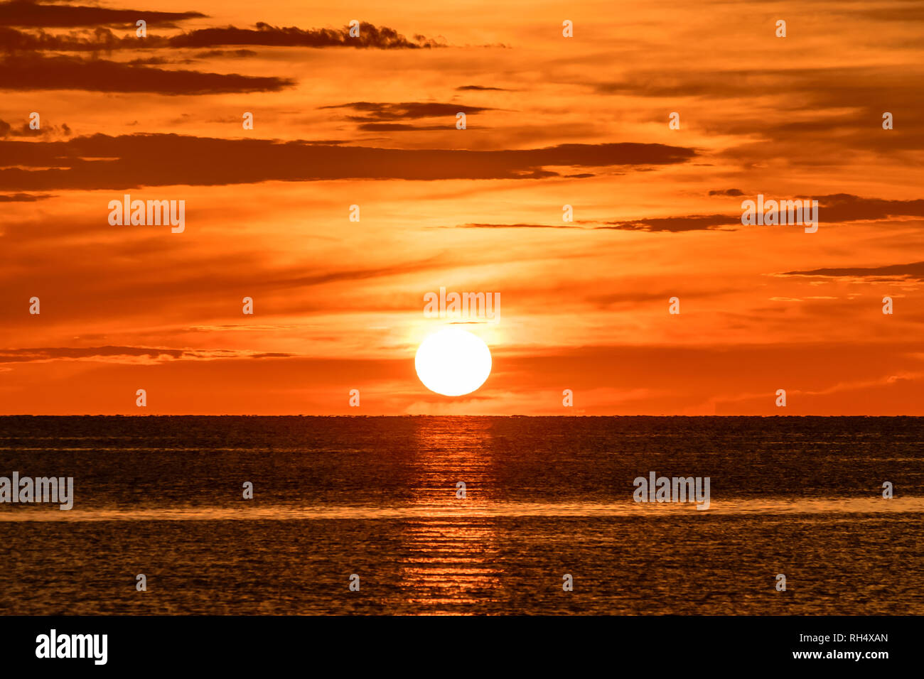 Epische Nahaufnahme der Sonne, wie sie in Montego Bay, Jamaika. Stockfoto