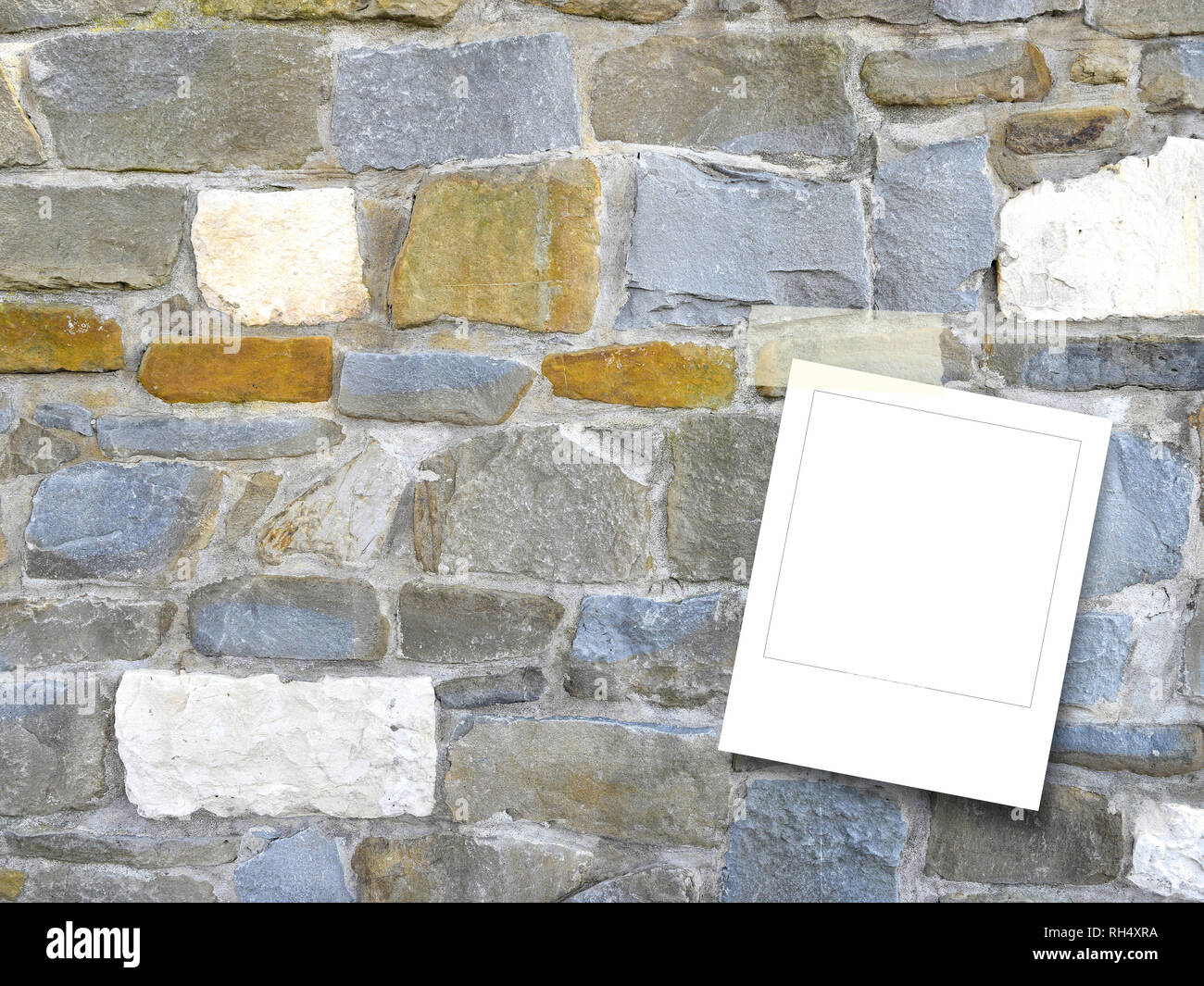 Leeres quadrat Instant Photo Frame auf farbigen Stein Wand Hintergrund Stockfoto