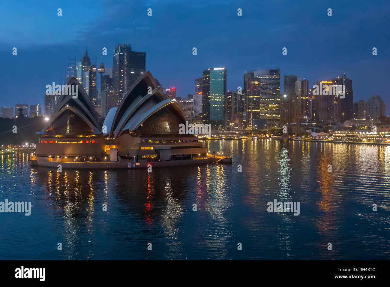 Australien, New South Wales, Sydney Opera House & Stadt in der Dämmerung Stockfoto