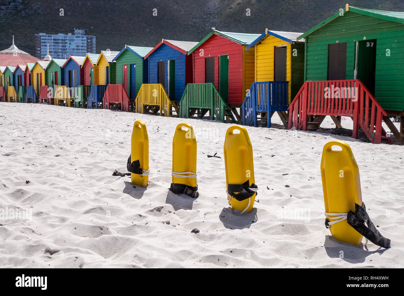 Reihe von bunten Baden Häuser am Strand von Muizenberg, Südafrika. Stockfoto
