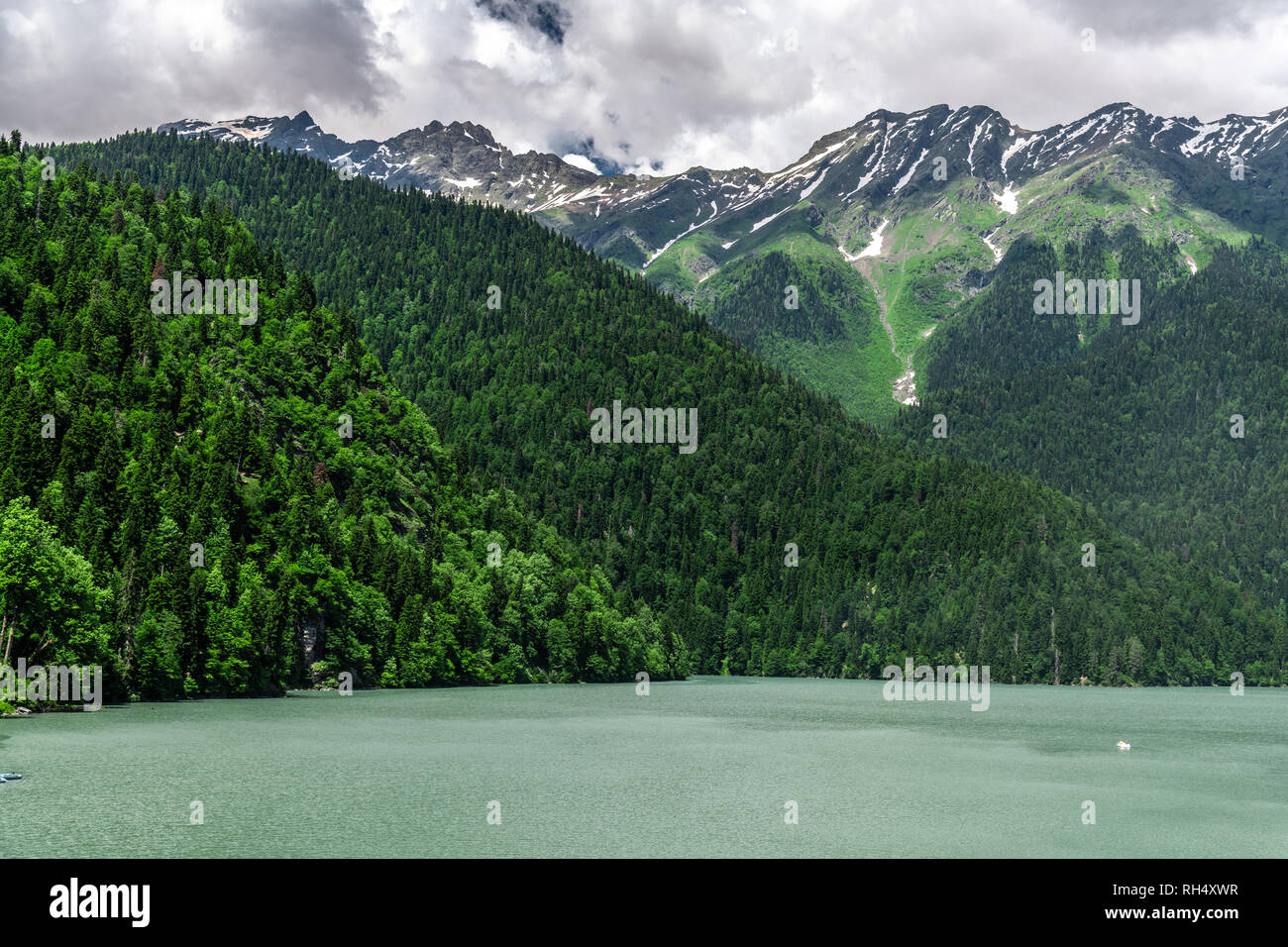 Berge in der Umgebung Ritsa See in einem Abchasien Stockfoto