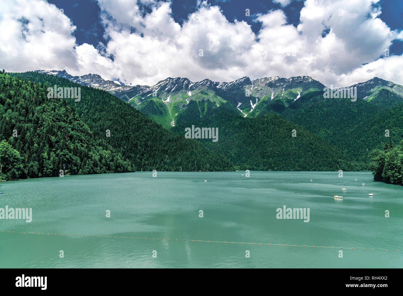 Schöne Berge, die ritsa See in einem Abchasien Stockfoto
