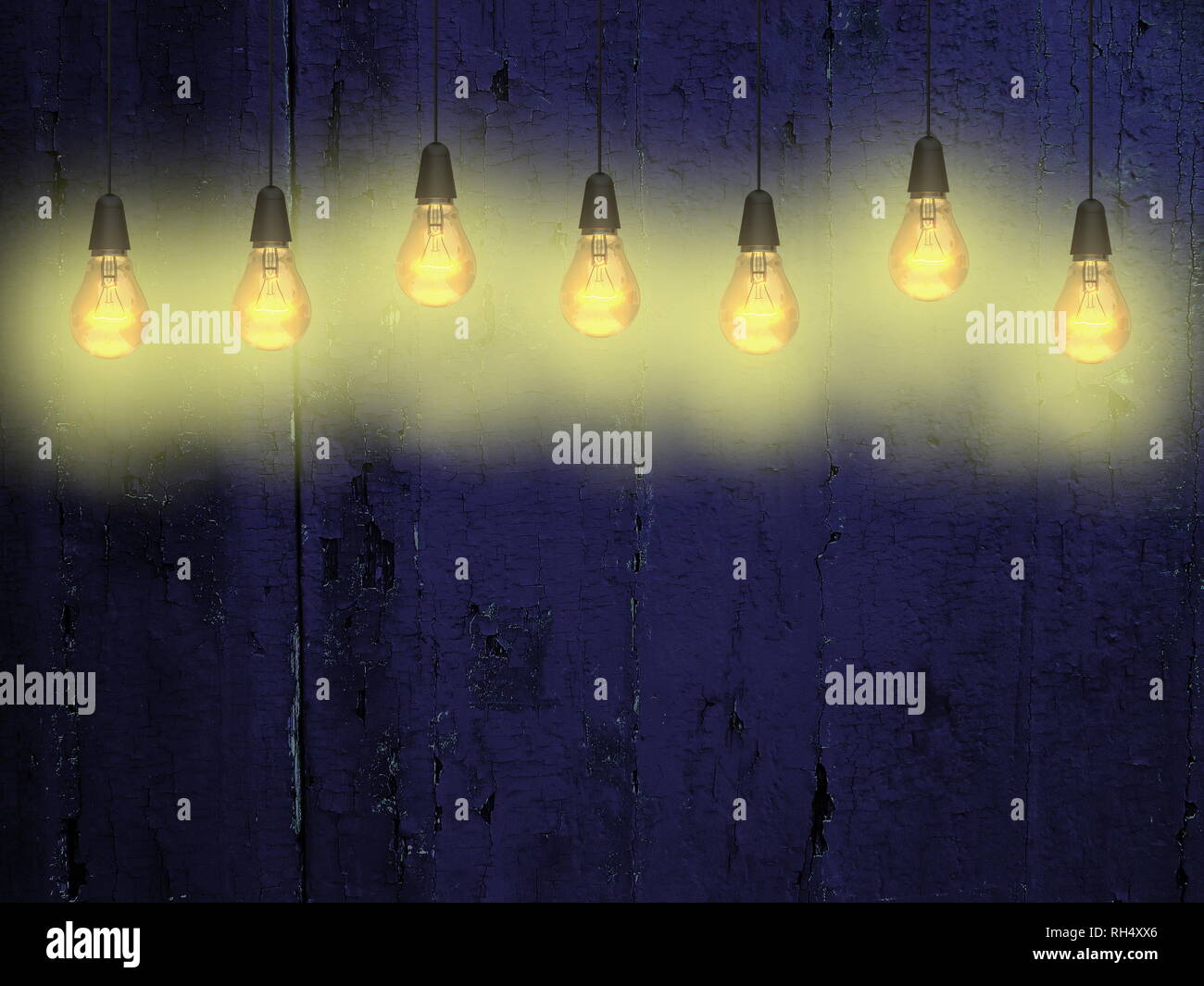 Mehrere gelb leuchtenden Glühbirnen gegen Dunkelblau Holz- Hintergrund Stockfoto