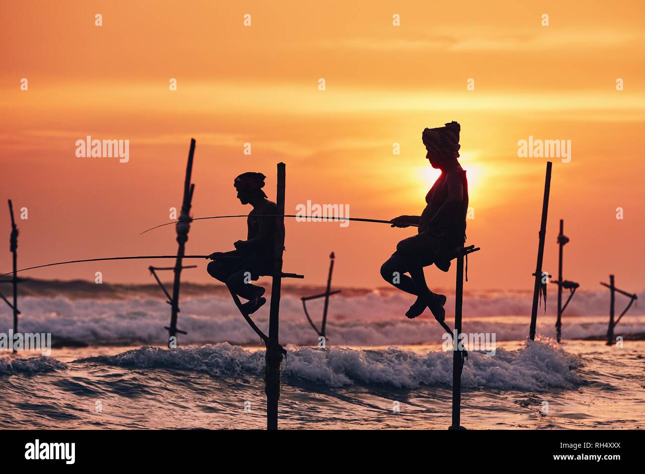 Silhouetten der traditionellen Fischer. Traditionelle stelze Angeln in der Nähe von Galle in Sri Lanka. Stockfoto