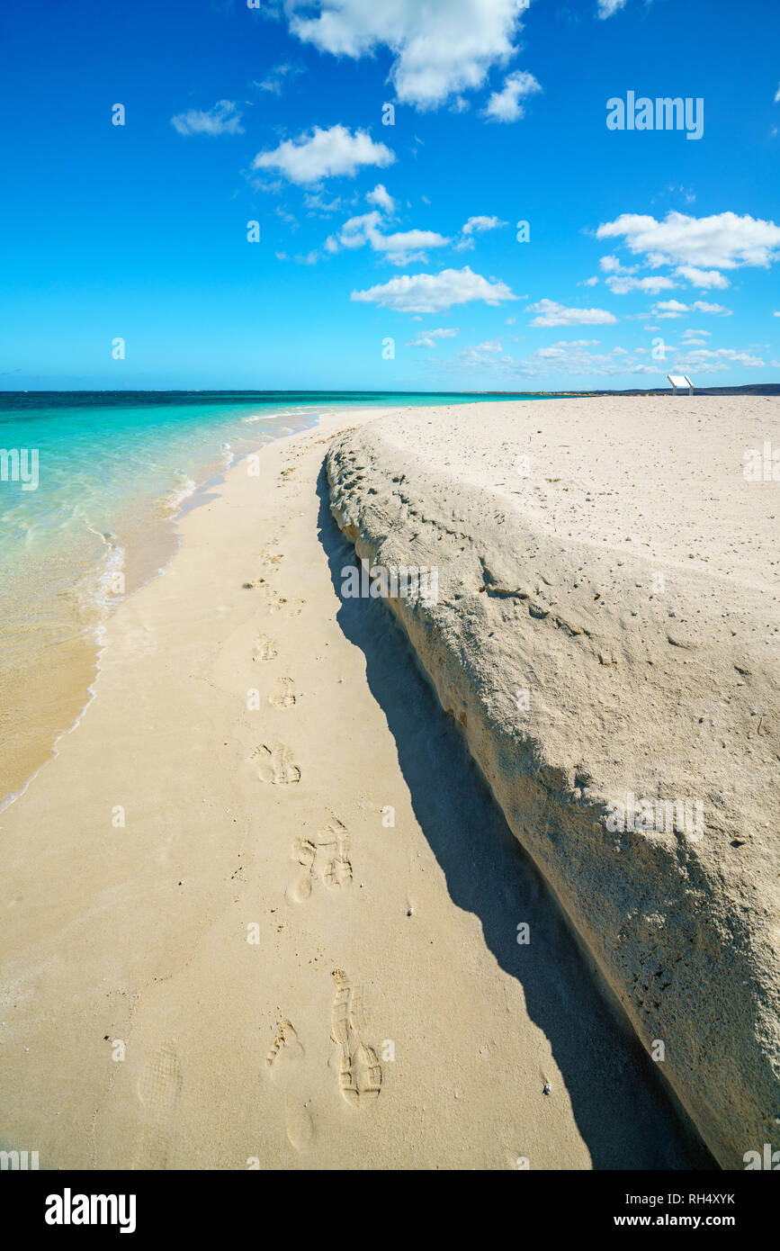 Weißer Sand und türkisblaues Wasser am Strand von Turquoise Bay, Cape Range, Western Australia Stockfoto