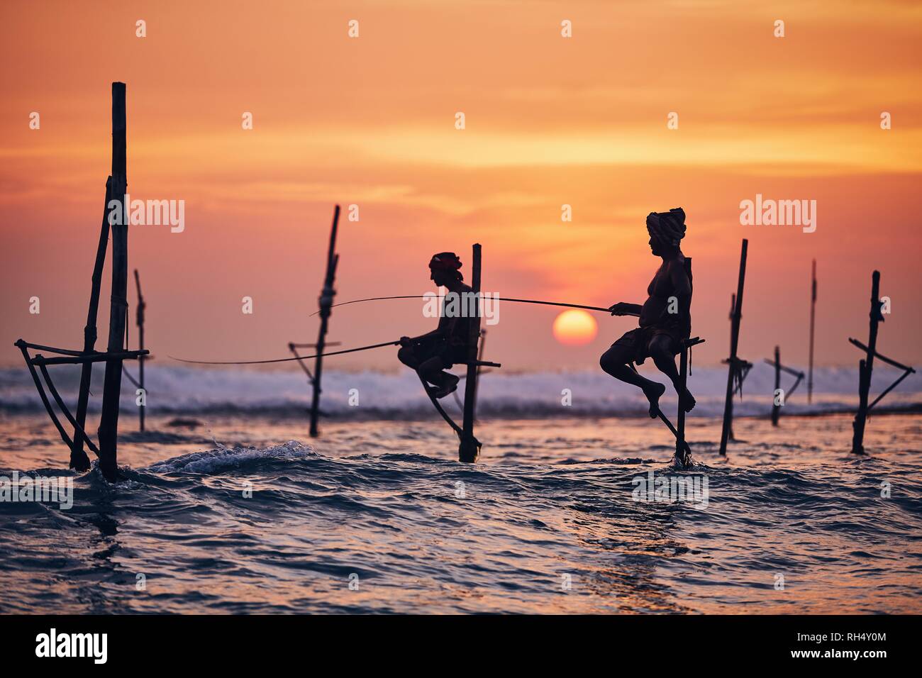 Silhouetten der traditionellen Fischer. Traditionelle stelze Angeln in der Nähe von Galle in Sri Lanka. Stockfoto