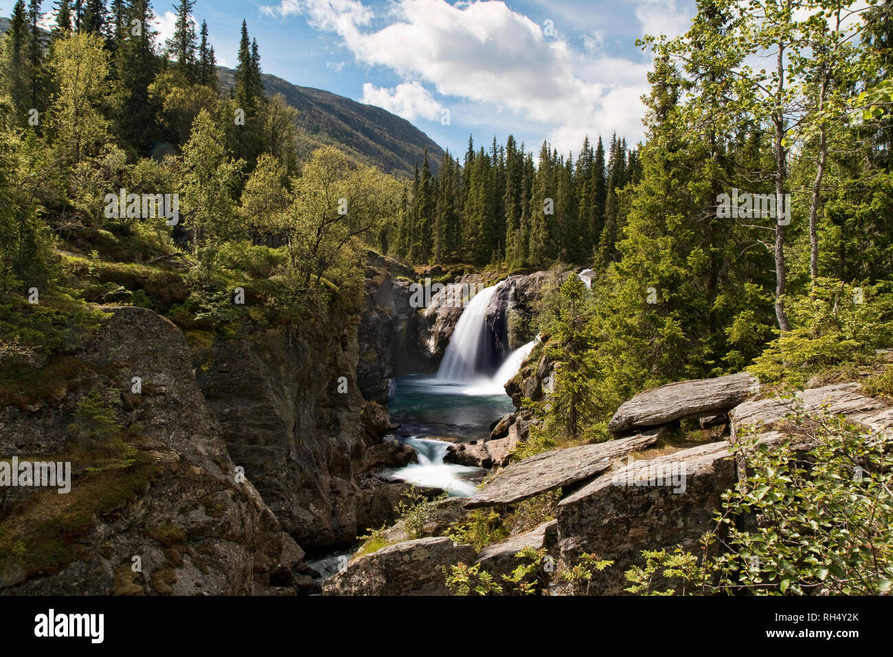 Wasserfall in den Bergen in der Nähe von Hemsedal, Norwegen Stockfoto