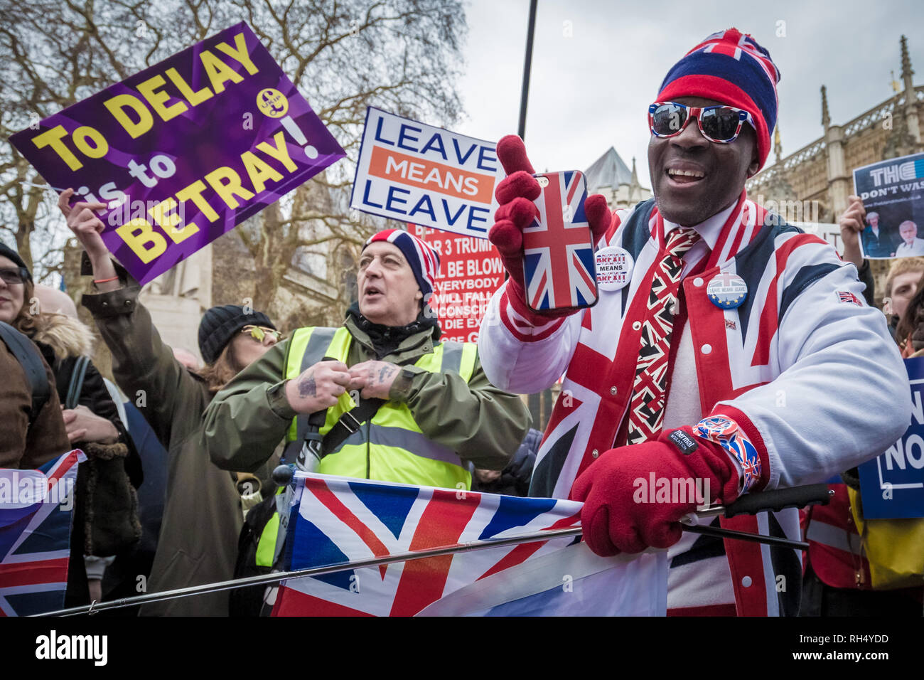 Pro- und Anti-Brexit Demonstranten sammeln und außerhalb des Parlaments Gebäude in Westminster, London protestieren. Stockfoto