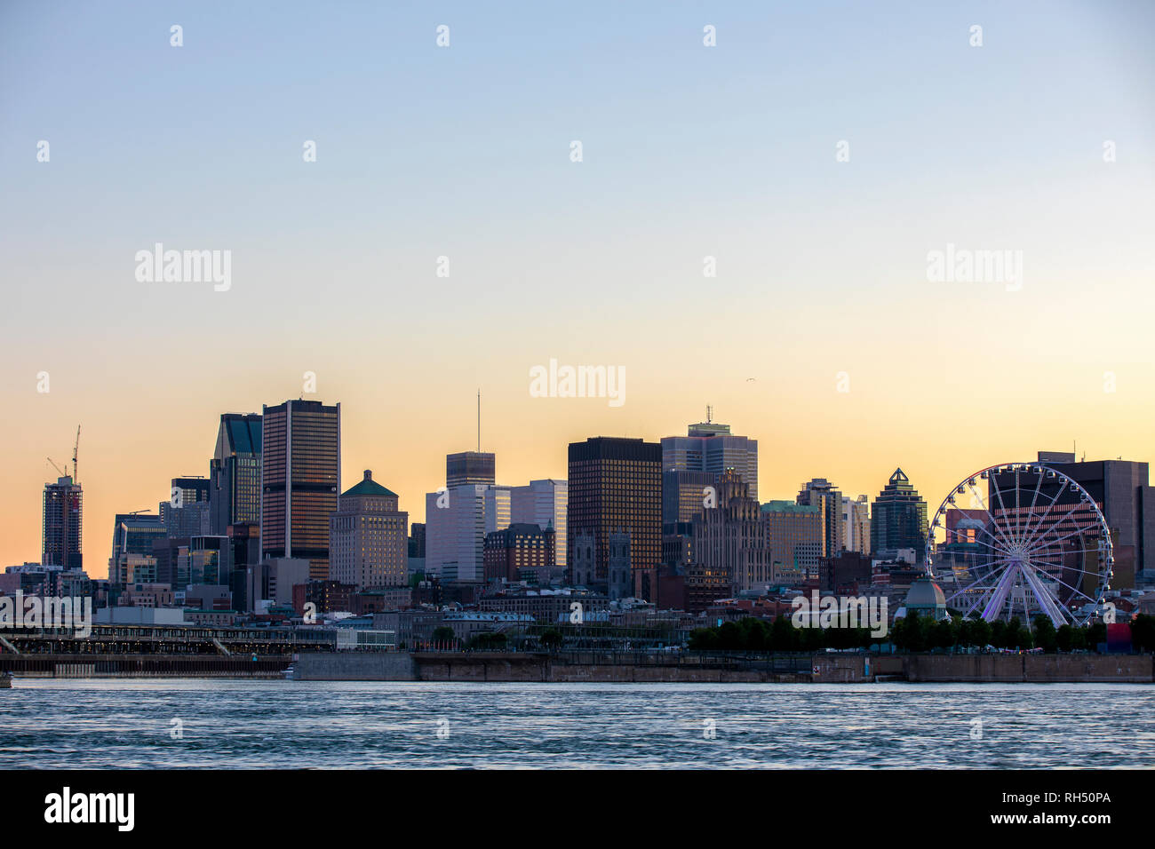 Montreal Downtown Blick von Sante Helen's Island über St. Lawrence River, Quebec, Kanada Stockfoto