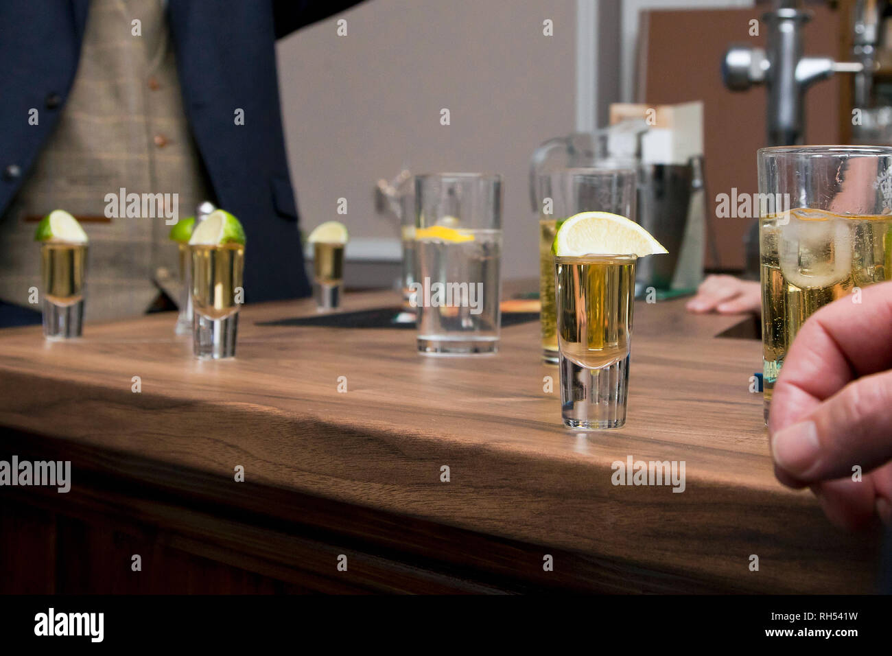 Lemon Drop shots aufgereiht auf der Bar Stockfoto