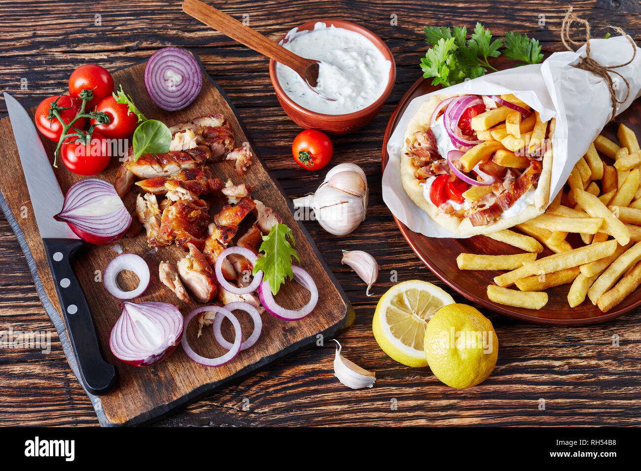 Ansicht von oben der griechischen Souvlaki, Gyros Pita ma mit Hühnerfleisch, Gemüse, Pommes frites und Joghurt, Knoblauch Sauce Zutaten auf einem Schneidebrett auf Stockfoto