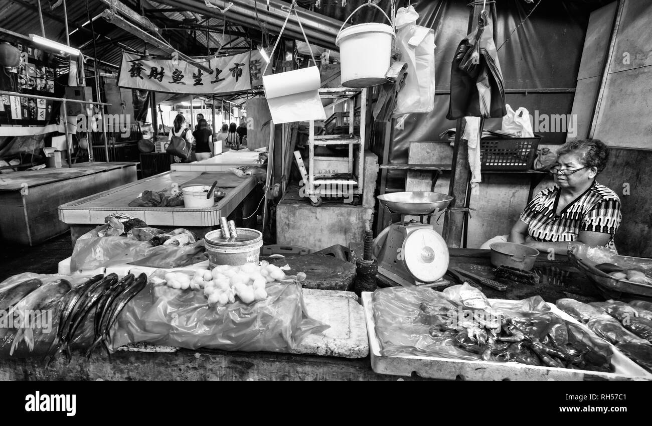 Verkauf von Fischen in der Straße Markt in Chinatown in Kuala Lumpur, Malaysia Stockfoto