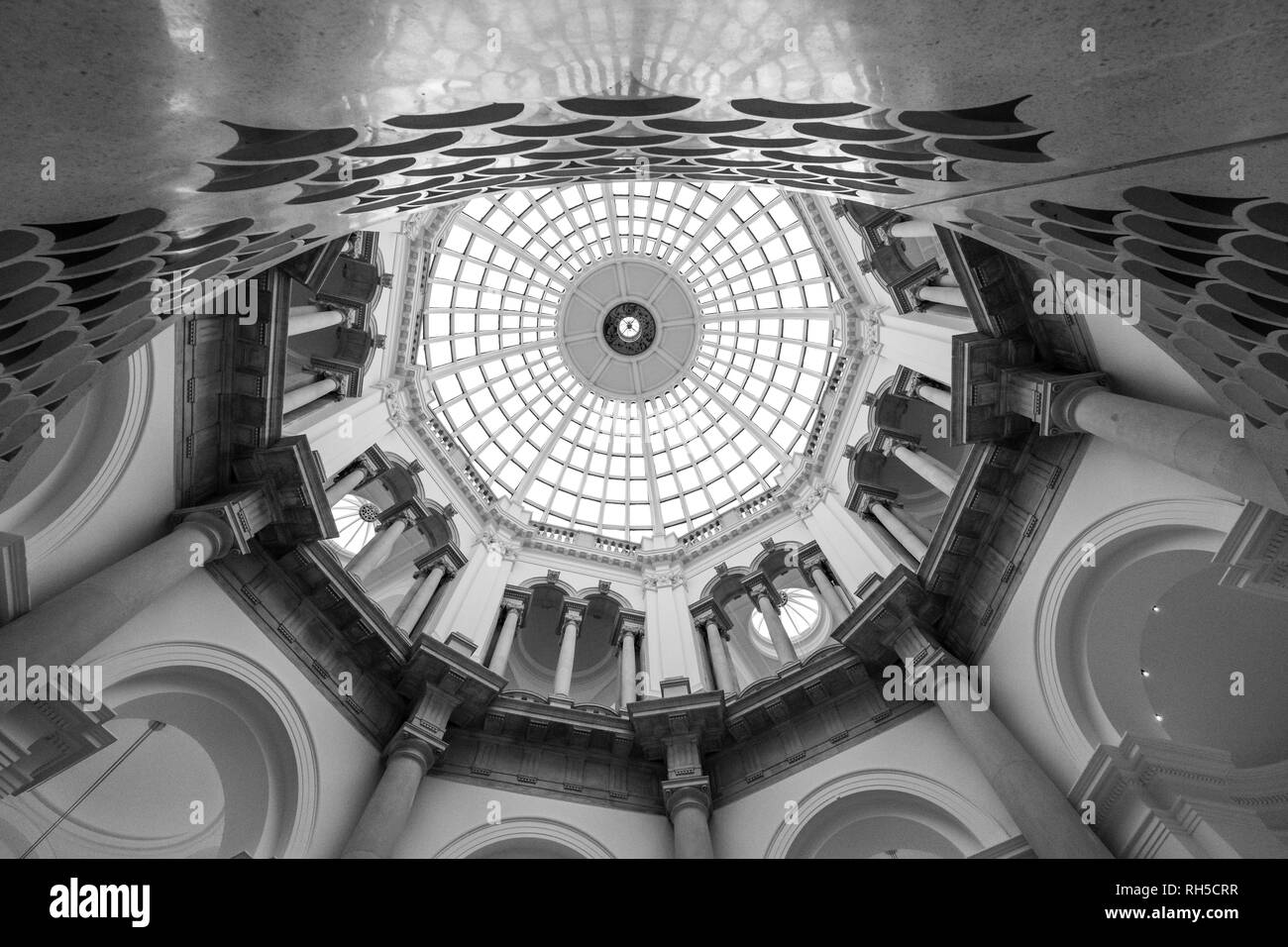 Detaillierte Ansicht der Wendeltreppe in der Tate Britain Kunstgalerie, mit gewölbter Decke. In schwarzweiß fotografiert. Stockfoto