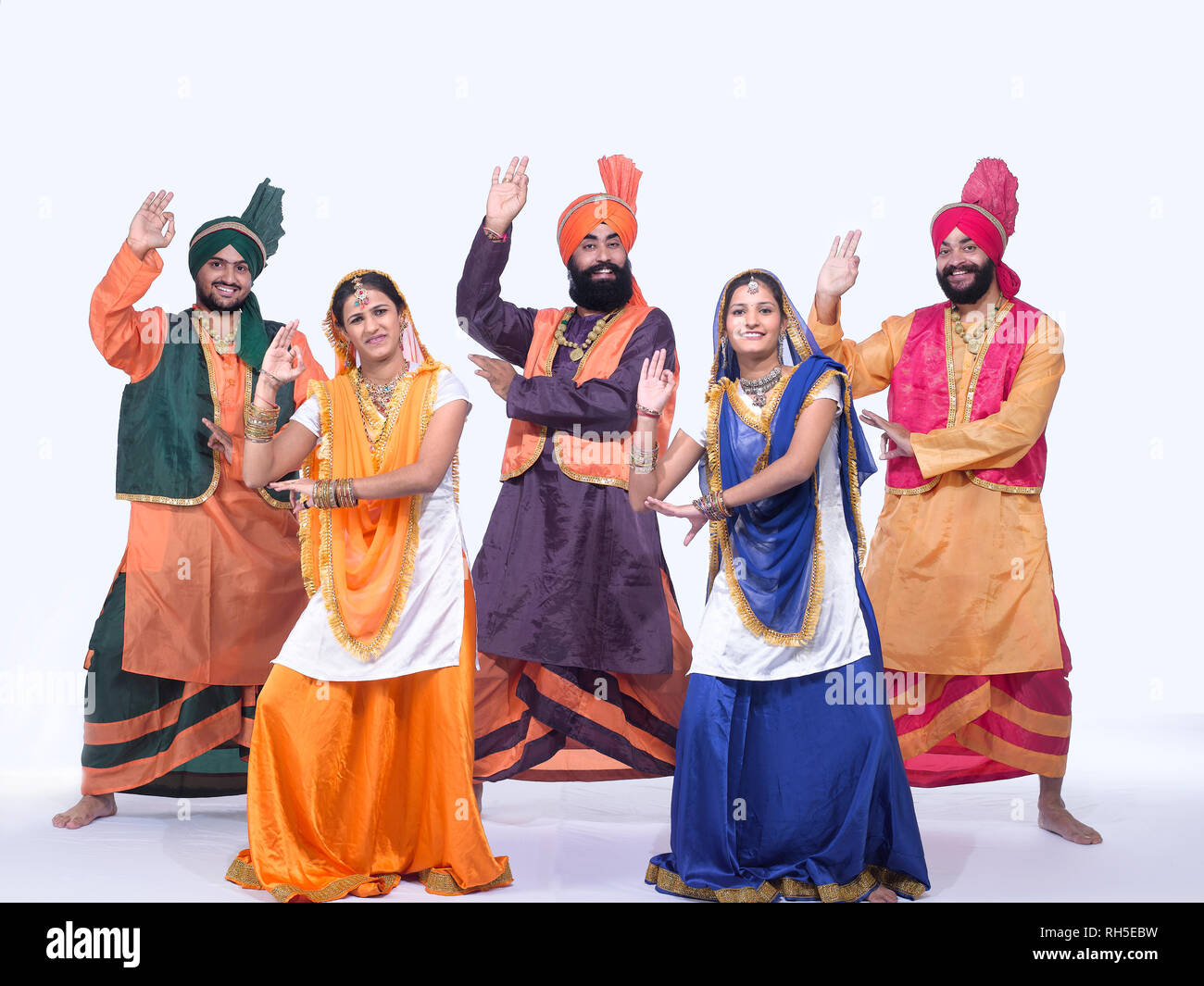 Porträt EINER GRUPPE VON BHANGRA TÄNZER Stockfoto