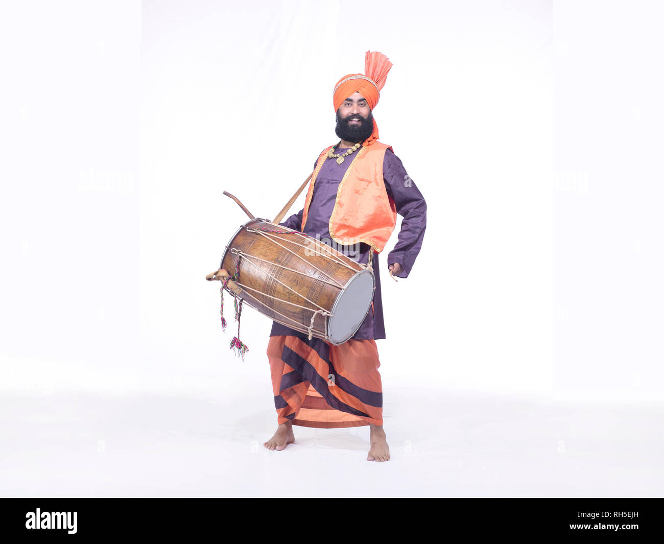 Porträt einer BHANGRA TÄNZER SPIELEN DER TROMMEL, DHOL Stockfoto