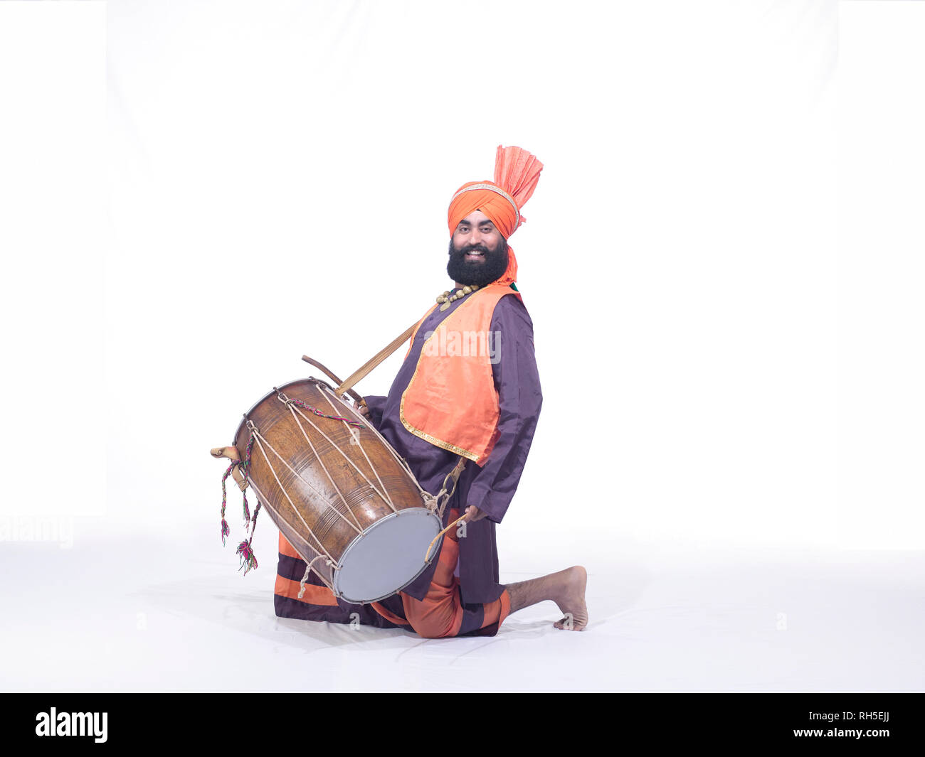 Porträt einer BHANGRA TÄNZER SPIELEN DER TROMMEL, DHOL Stockfoto