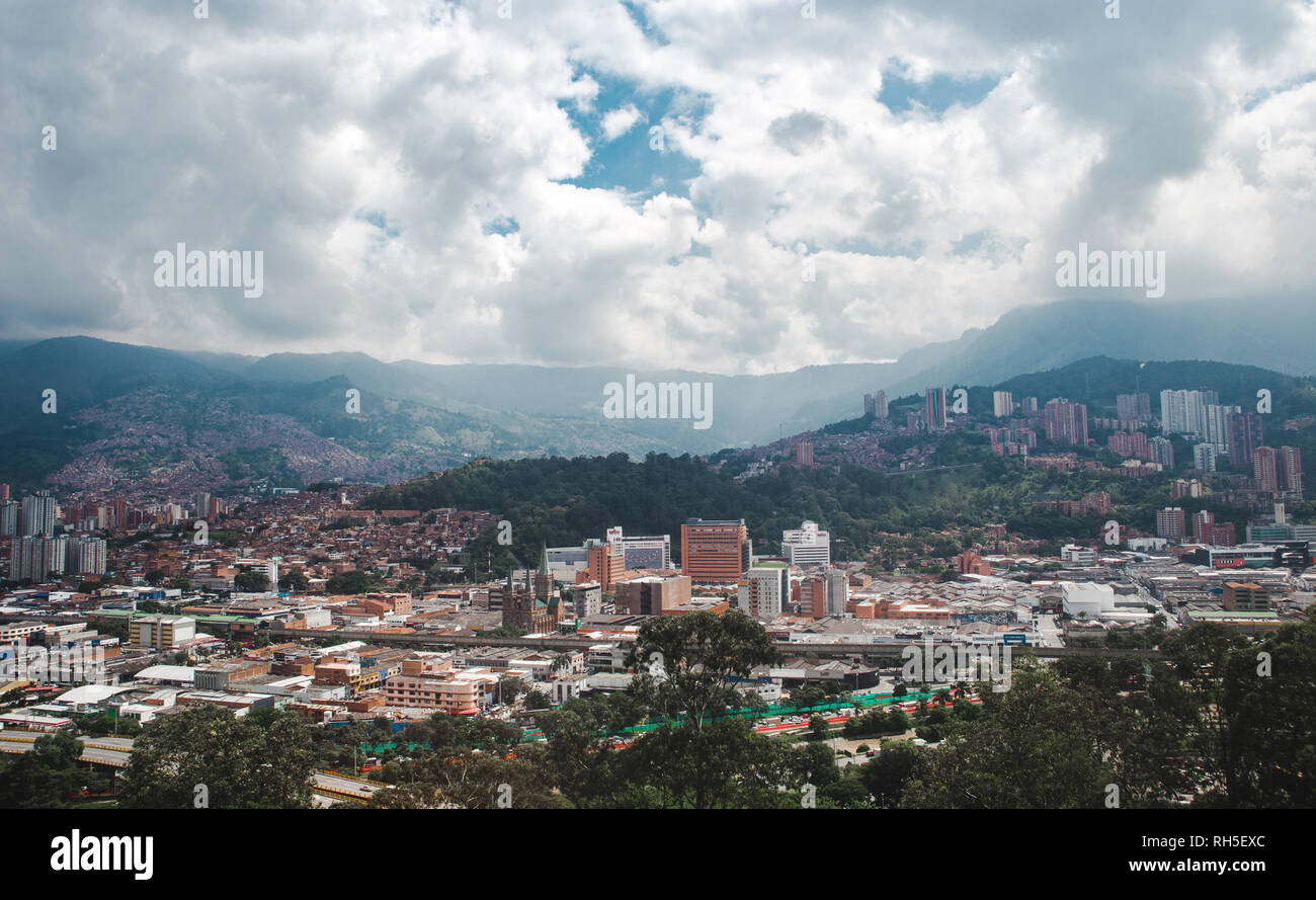 Blick über das weitläufige Tal Stadt Medellín, Kolumbien Stockfoto