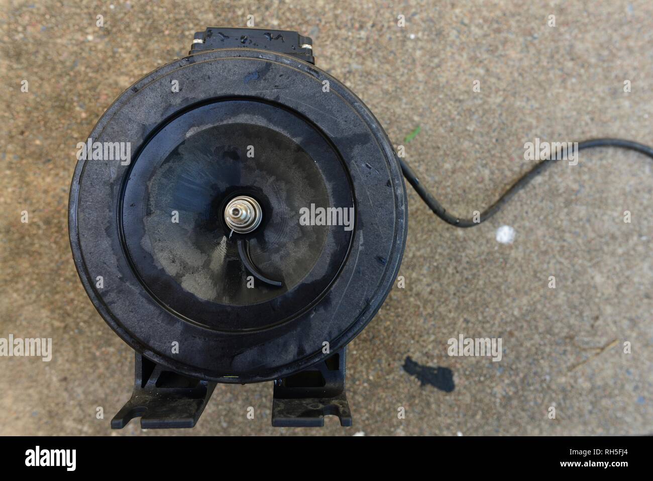 Grundfos Pumpe selbstansaugend Bohrung Schritt-fr-Schritt-Anleitung zum  Herausnehmen und wieder das Laufrad Stockfotografie - Alamy