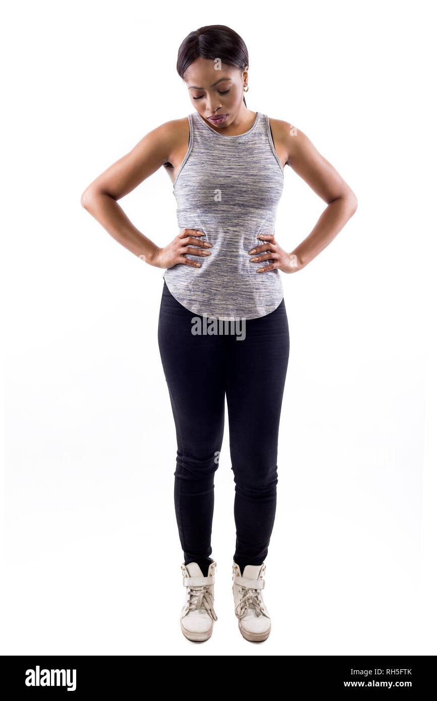 Schwarzes Weibchen tragen sportliche Outfit auf einem weißen Hintergrund als Fitnesstrainer, traurig und deprimiert Stockfoto