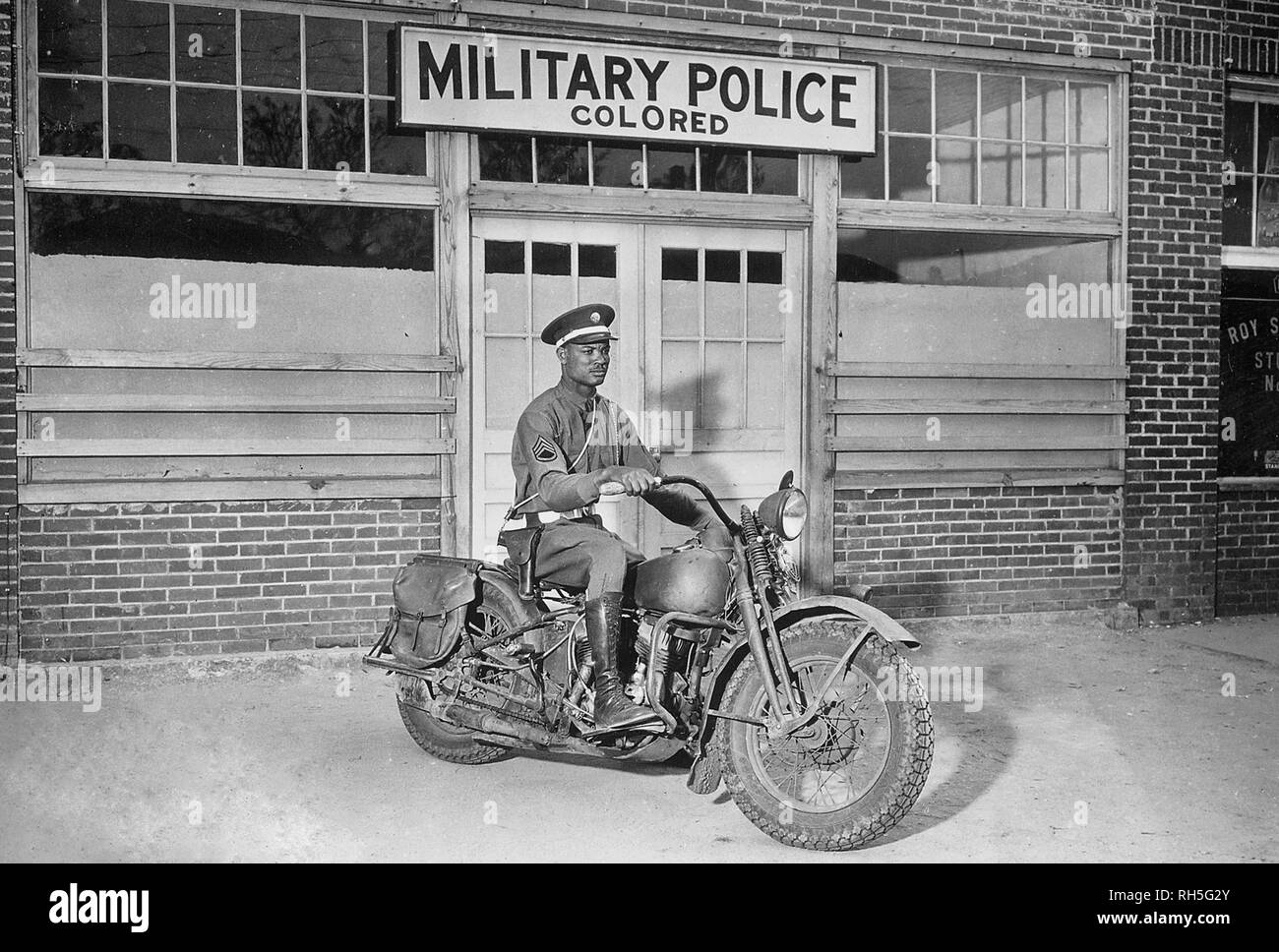 Ein MP auf Motorrad ist bereit, alle Anrufe um seinen Bereich zu beantworten. Columbus, Georgia. April 13, 1942. Stockfoto