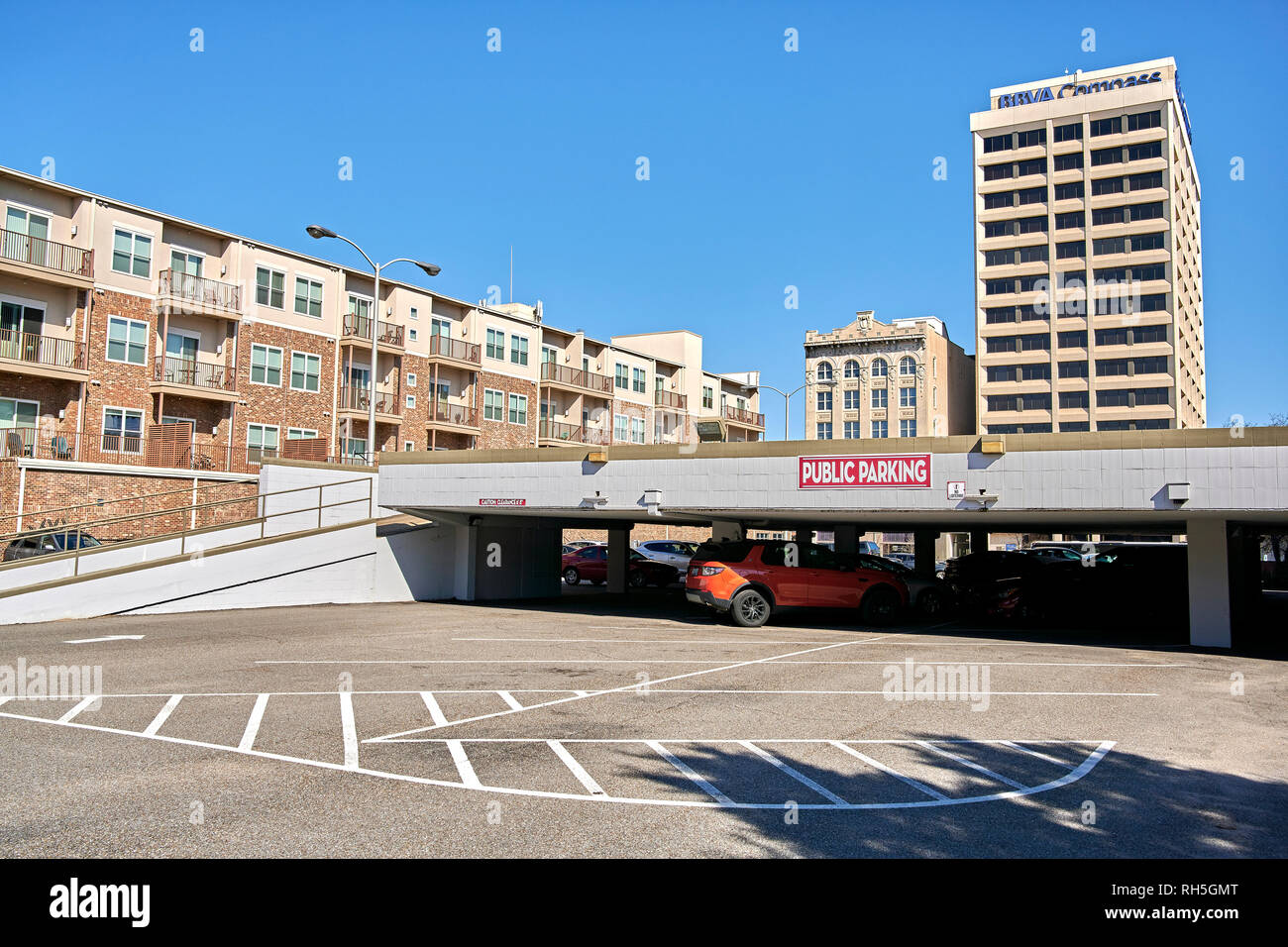 Öffentliche Parkplätze Garage oder Parkplatz in der Innenstadt von Montgomery Alabama, USA. Stockfoto