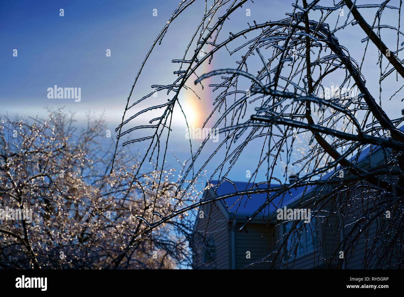 Eine ungewöhnliche rainbow Phänomene während eines New England im Winter. Stockfoto