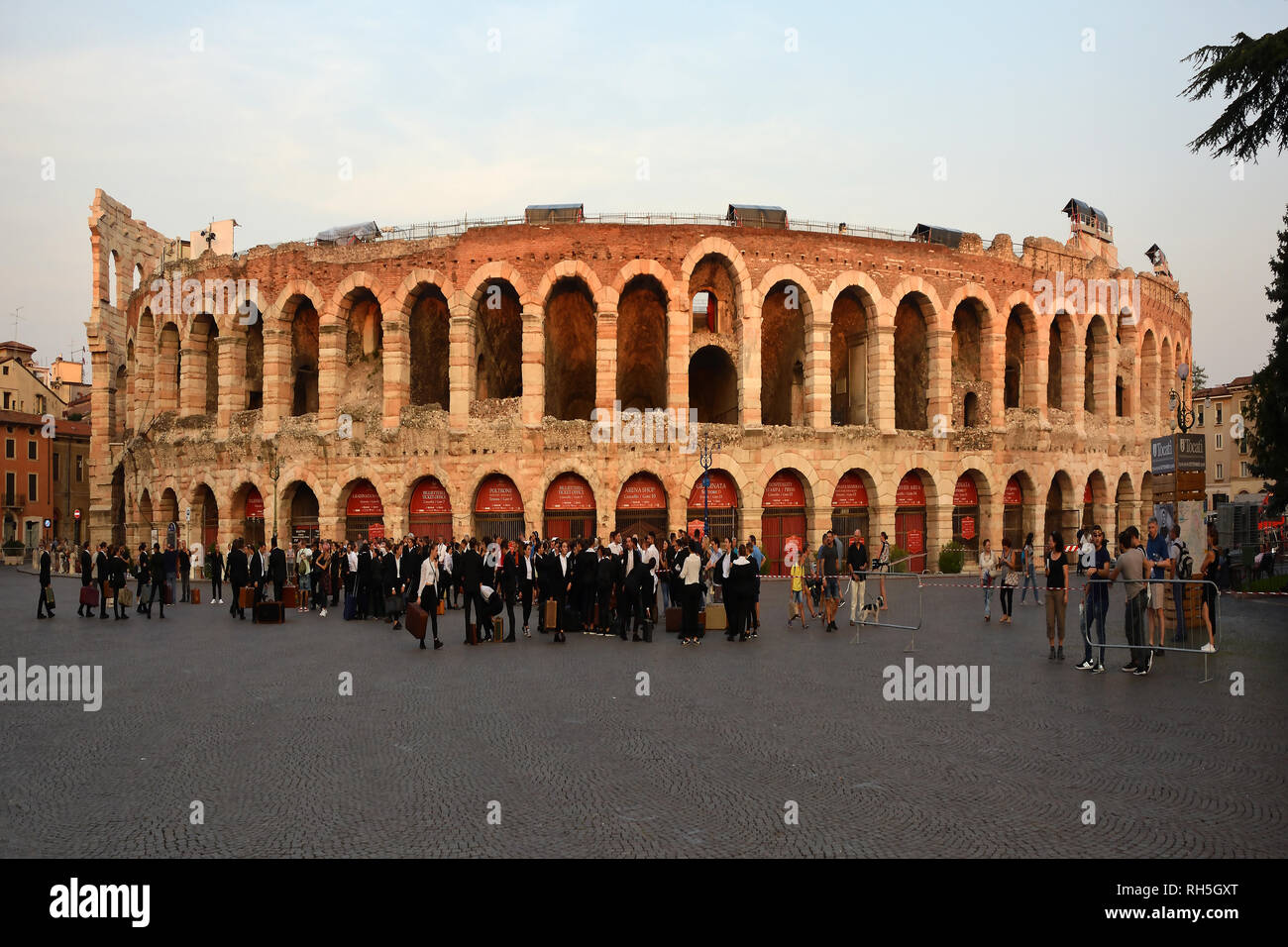 Die Leute am Abend auf der Piazza Bra Verona vor dem römischen Amphitheater Arena di Verona - Italien. Stockfoto