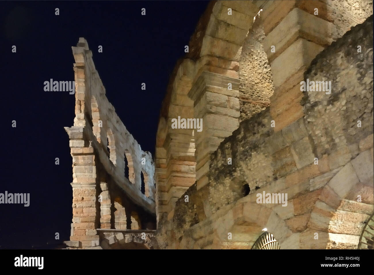 Römischen Amphitheater Arena di Verona am Abend in eine detaillierte Ansicht - Italien. Stockfoto