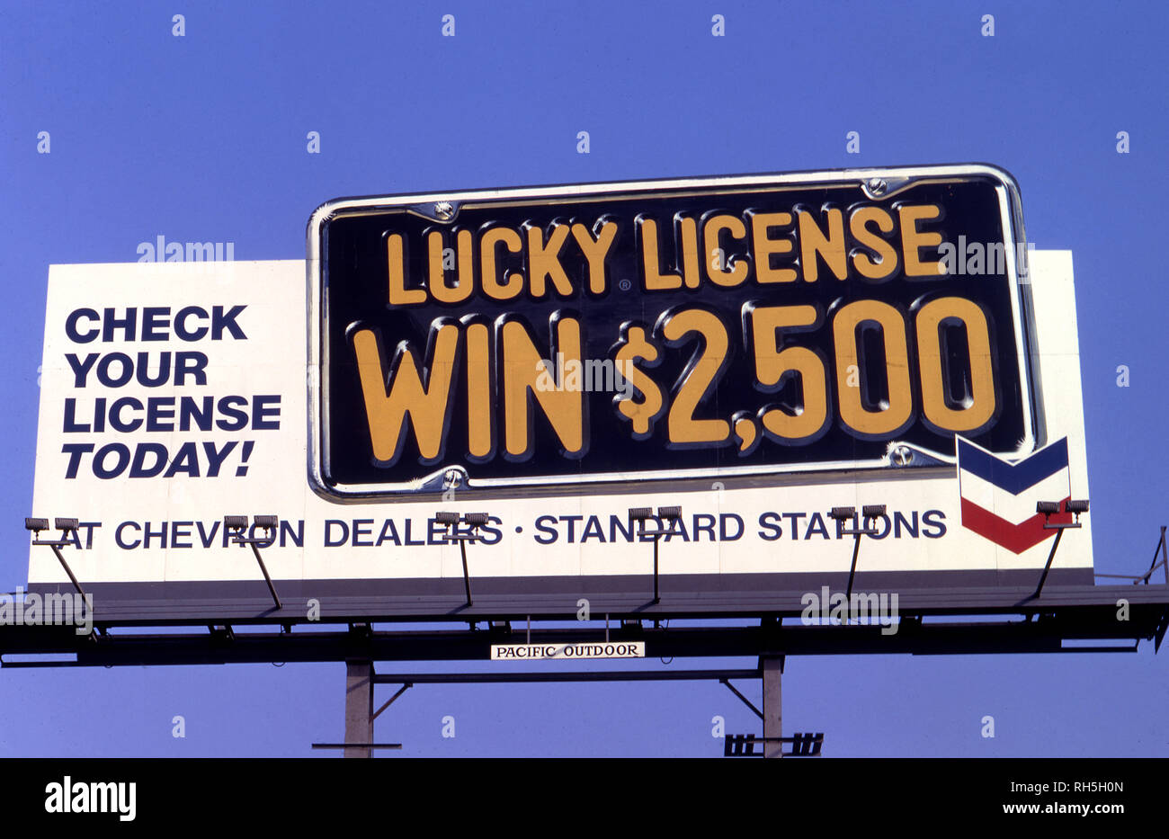 Vintage Chevron Benzin Plakatwand in Los Angeles um 1960 s Stockfoto