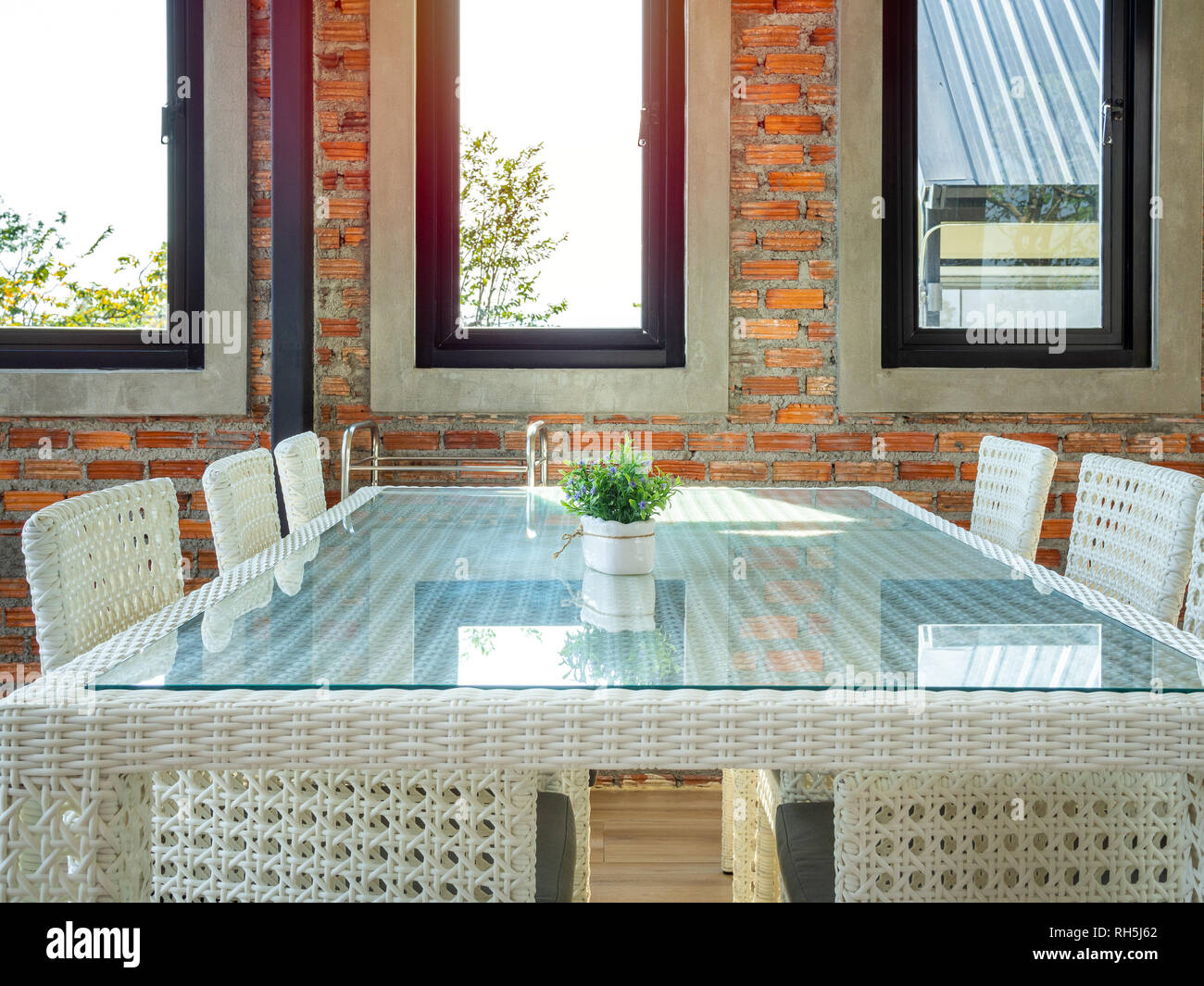 Weiss Webart Stuhlen Und Glastisch Im Loft Stil Restaurant Modernen Gemutlichen Esstisch Auf Wand Und Fenster Glas Hintergrund Stockfotografie Alamy