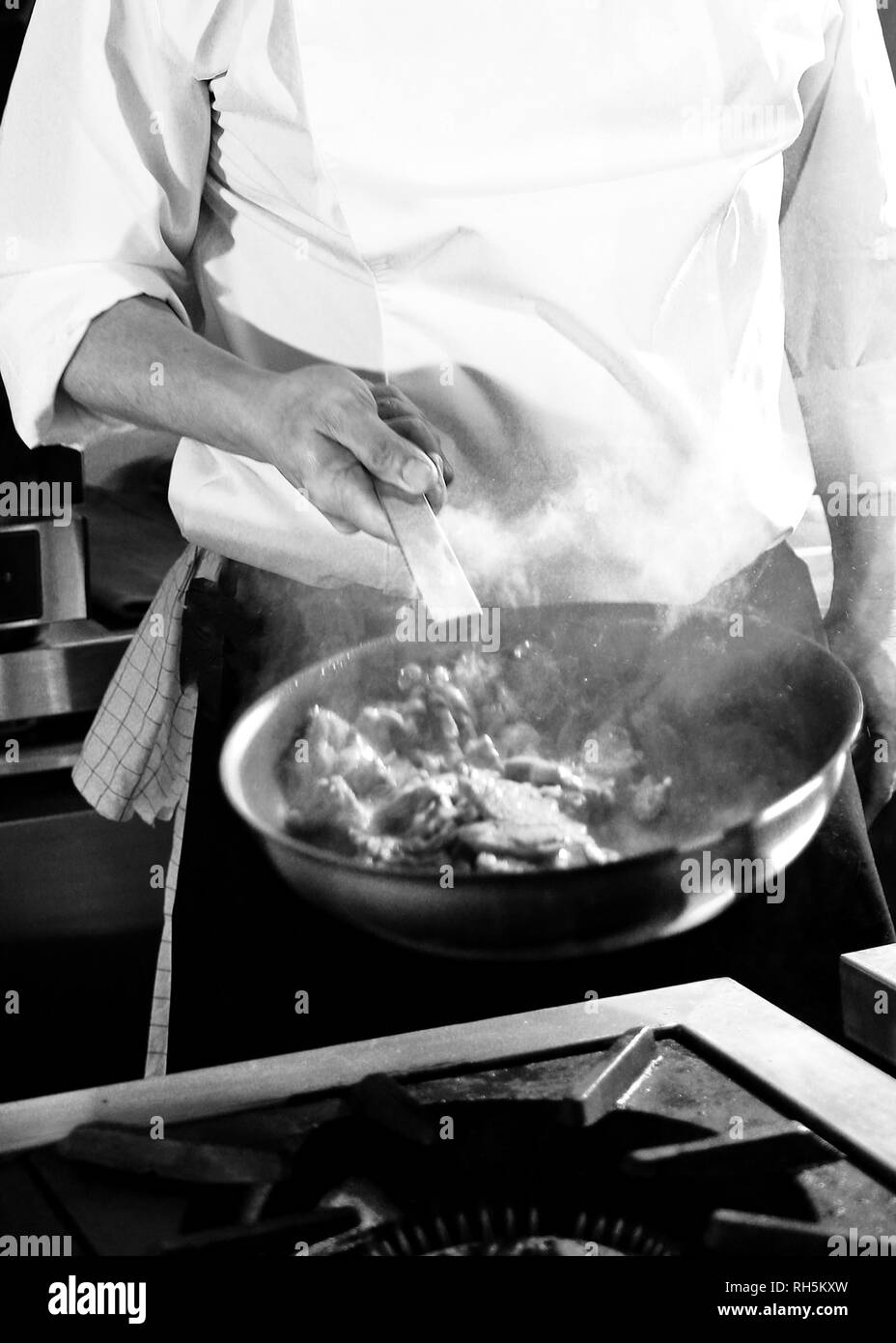 Koch Kochen in der Küche, Koch Essen zubereiten, essen Braten im Wok Pfanne Stockfoto