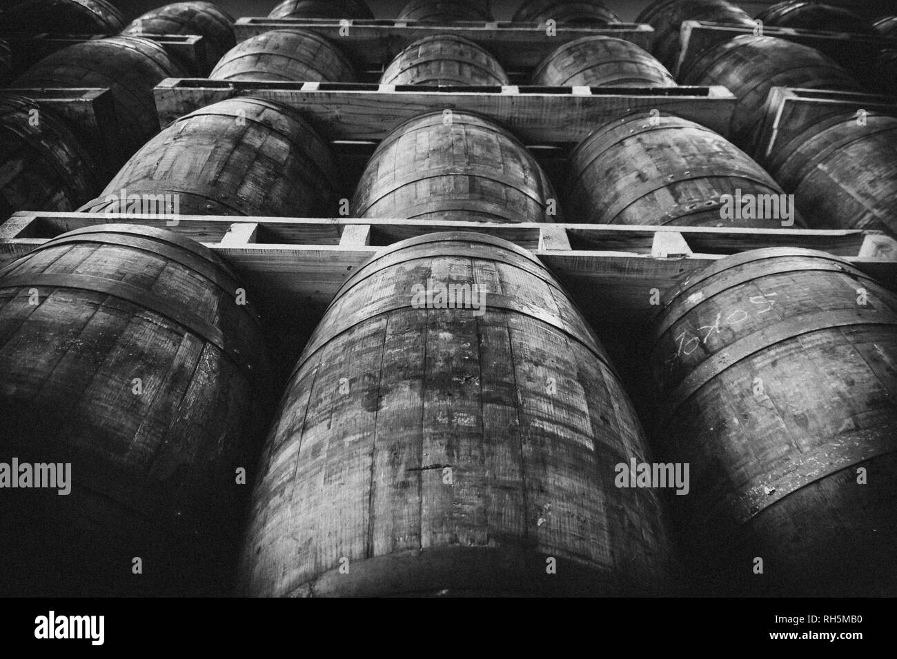 Fässer auf dem Dach gestapelt Stockfoto