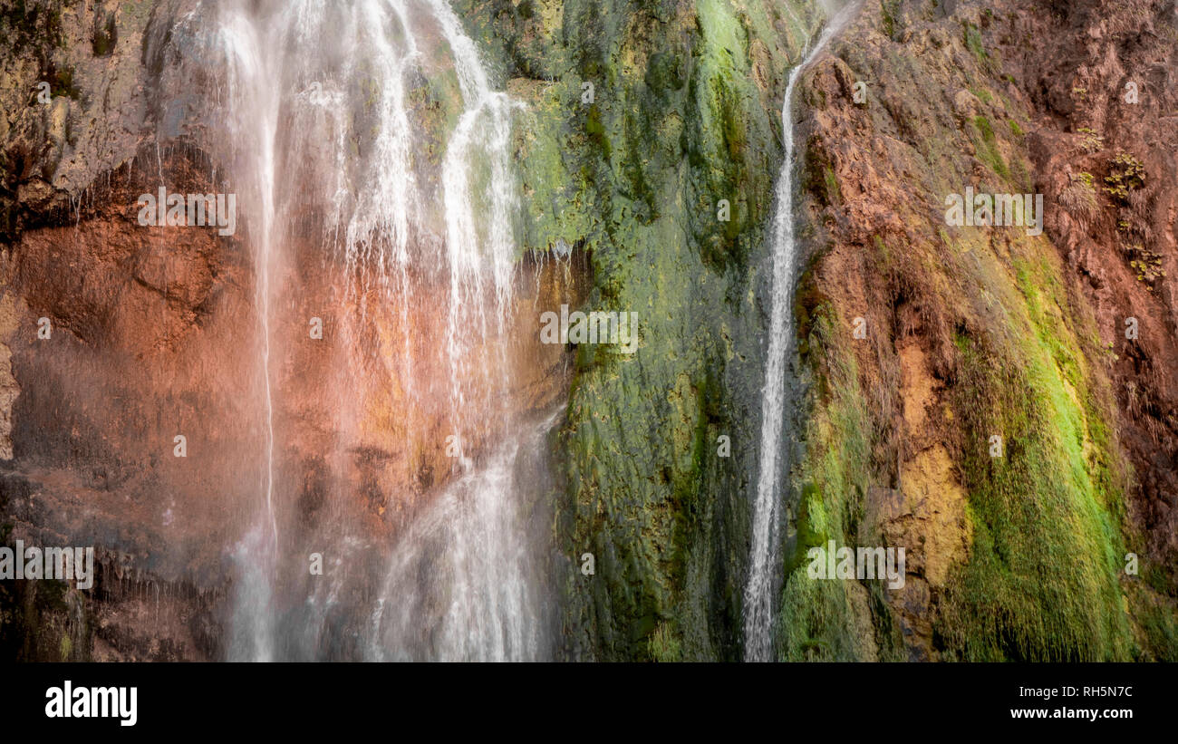 Bunte Wasserfall im Nationalpark von Plitvive Seen in Kroatien Stockfoto