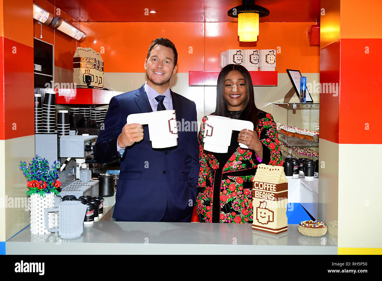 Stars der Lego Film 2, Chris Pratt und Tiffany Haddish, dienen die ersten Kunden Kaffee wie Sie offiziell die Lego öffnen Sie das Popup-menü Cafe' der Kaffee Kette" auf der South Bank, London in Partnerschaft mit UNICEF, Bewusstsein und Erträge zu erhöhen. Stockfoto