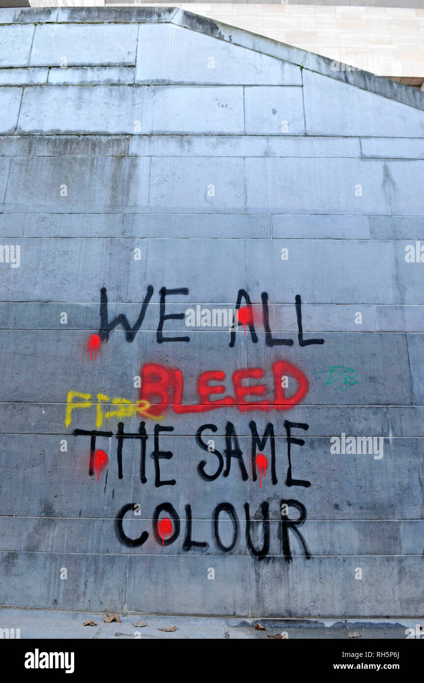 Graffiti an der Wand in Brüssel, Europa, das lautet: "Wir alle die gleiche Farbe entlüften" Stockfoto