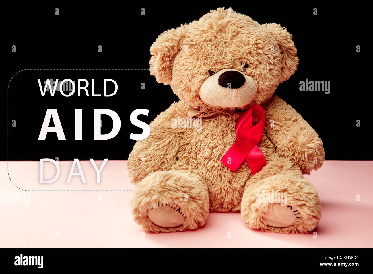 Aids-Aufklärung Zeichen rote Bänder auf rosa Hintergrund mit Spielzeug tragen. Welt-AIDS-Tag Konzept. Die Gesundheit, Hilfe, Pflege, Support, Hoffnung, Krankheit, Gesundheitswesen Konzept Stockfoto