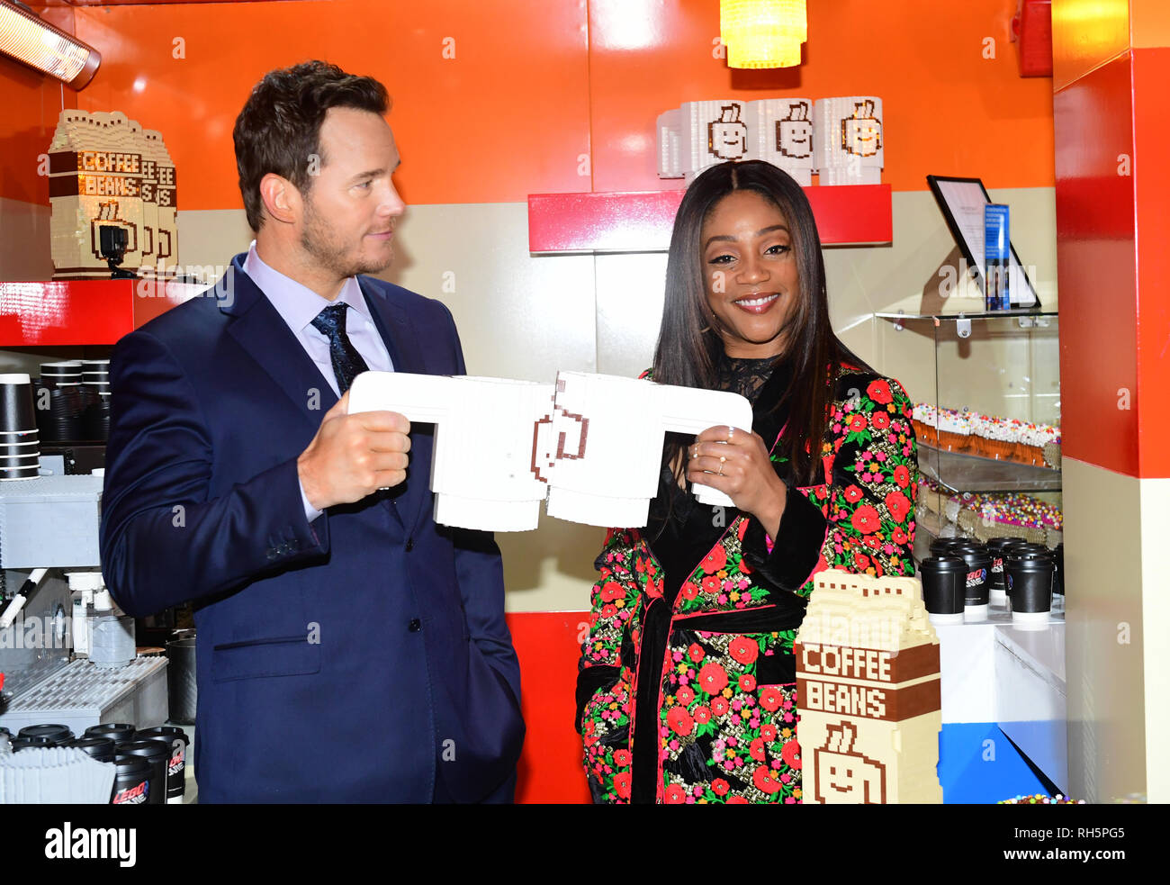 Stars der Lego Film 2, Chris Pratt und Tiffany Haddish, dienen die ersten Kunden Kaffee wie Sie offiziell die Lego öffnen Sie das Popup-menü Cafe' der Kaffee Kette" auf der South Bank, London in Partnerschaft mit UNICEF, Bewusstsein und Erträge zu erhöhen. Stockfoto
