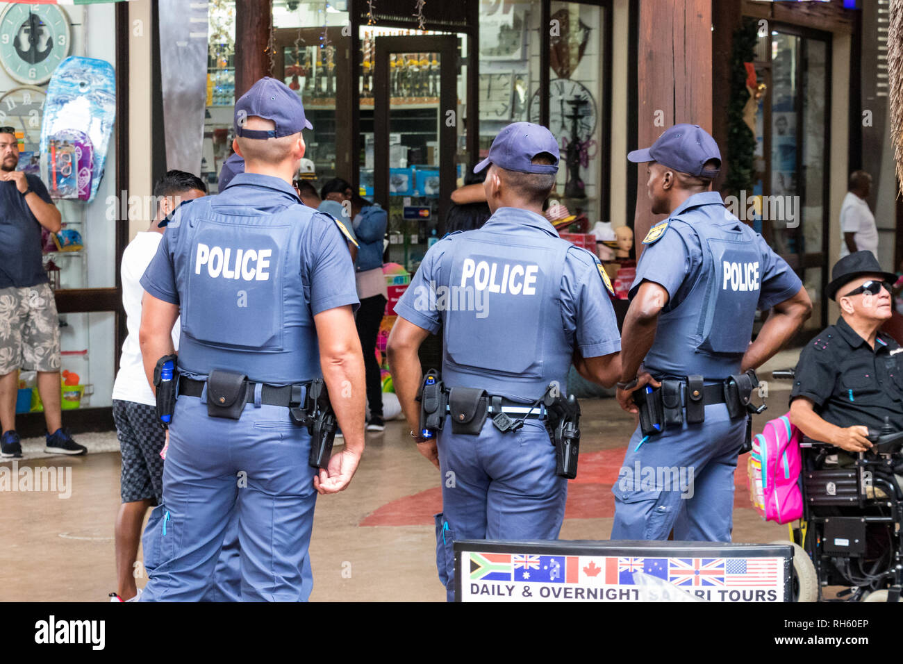 Durban, Südafrika - Januar 6th, 2019: Ansicht der Rückseite drei Polizisten bewachen die UShaka Marine World in Durban, Südafrika. Stockfoto